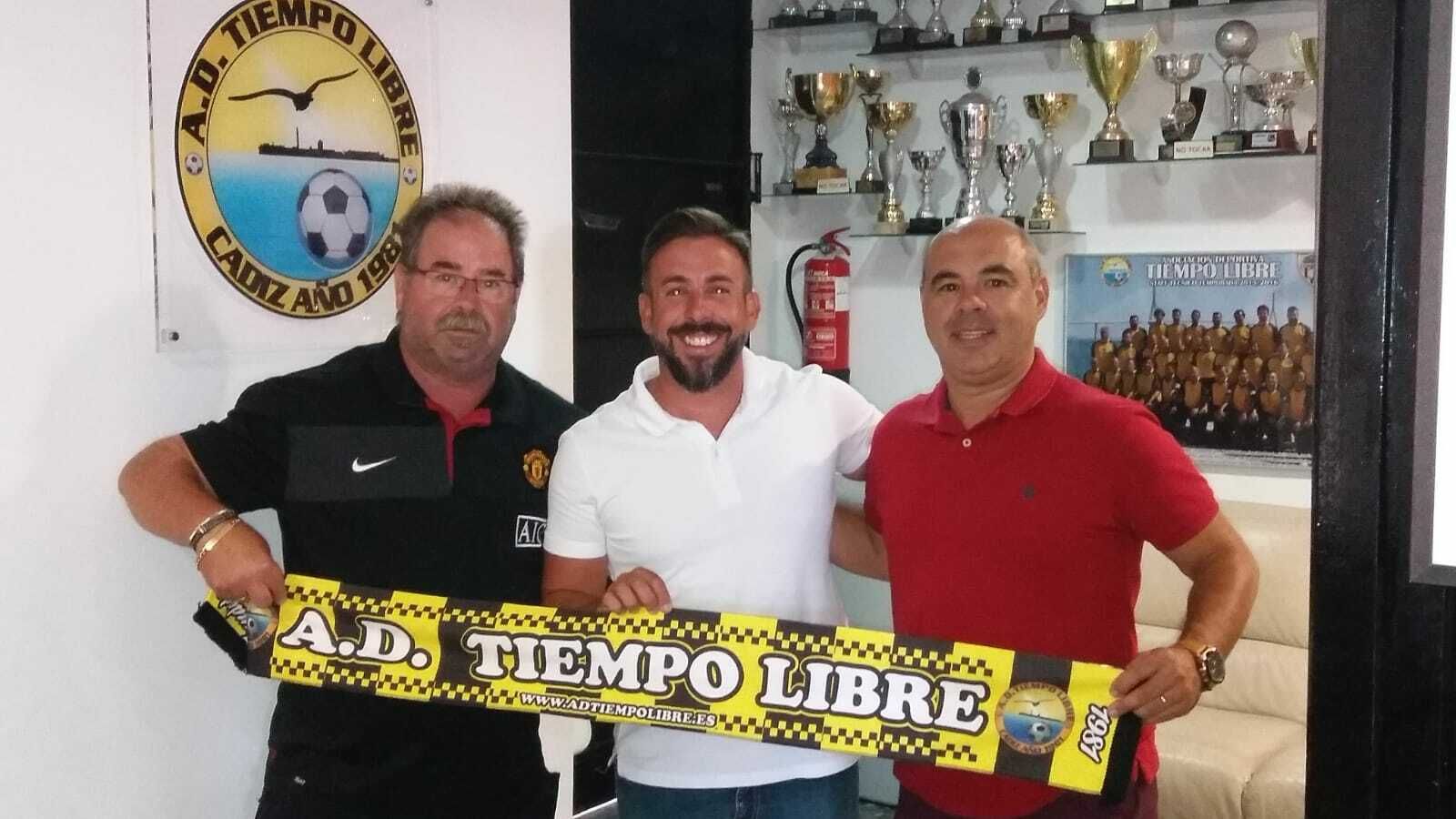 Domingo Mesa (i), presidente del club, junto a Javier Cárdenas (c) y Jesús Acal.