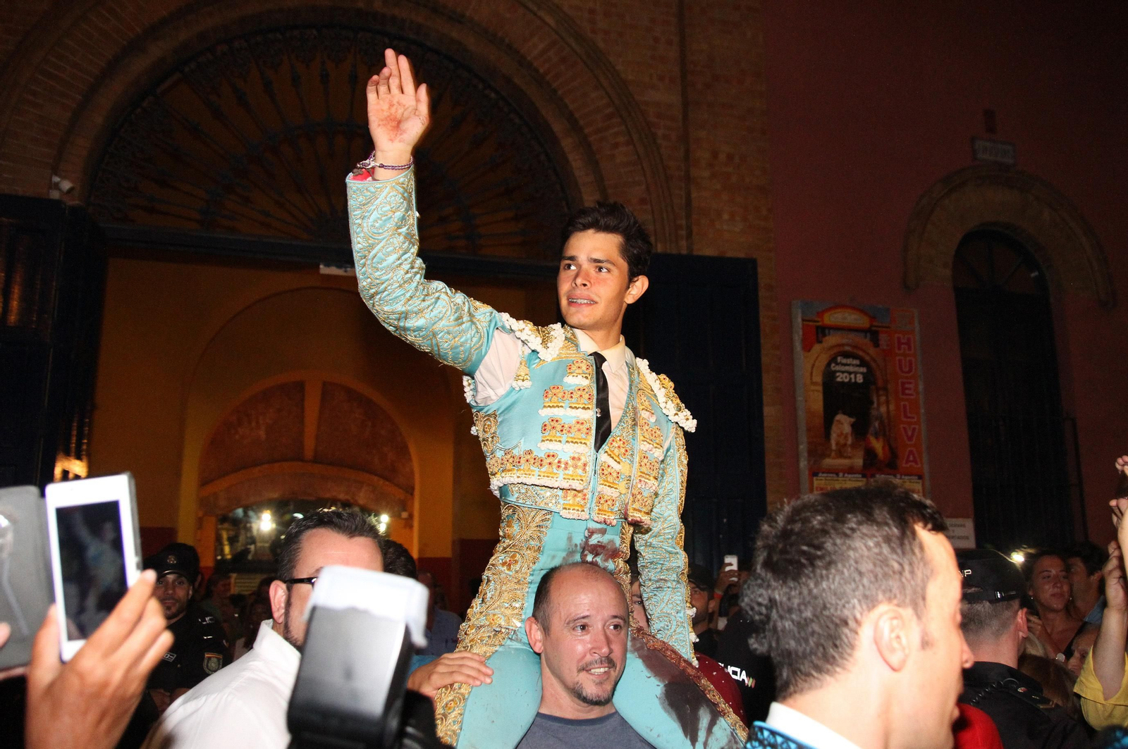 Juan Silva "Juanito" sale a hombros en la Plaza de toros La Merced, en imágenes