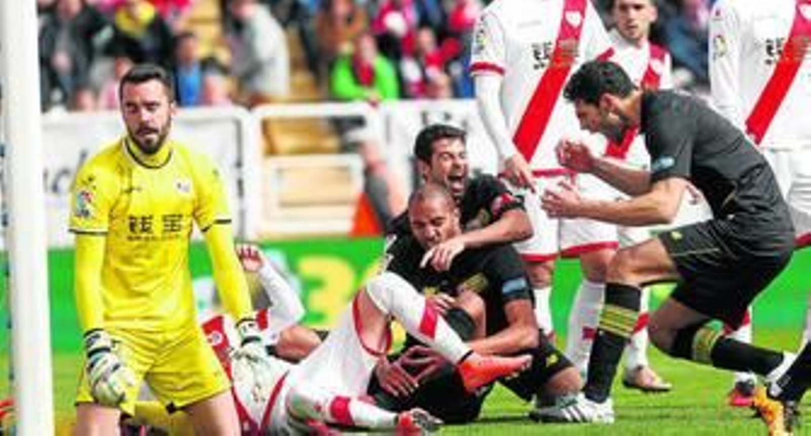 Coke y Fazio felicitan rabiosos a N'Zonzi, que se duele de un golpe al marcar con su pierna izquierda el 0-1.