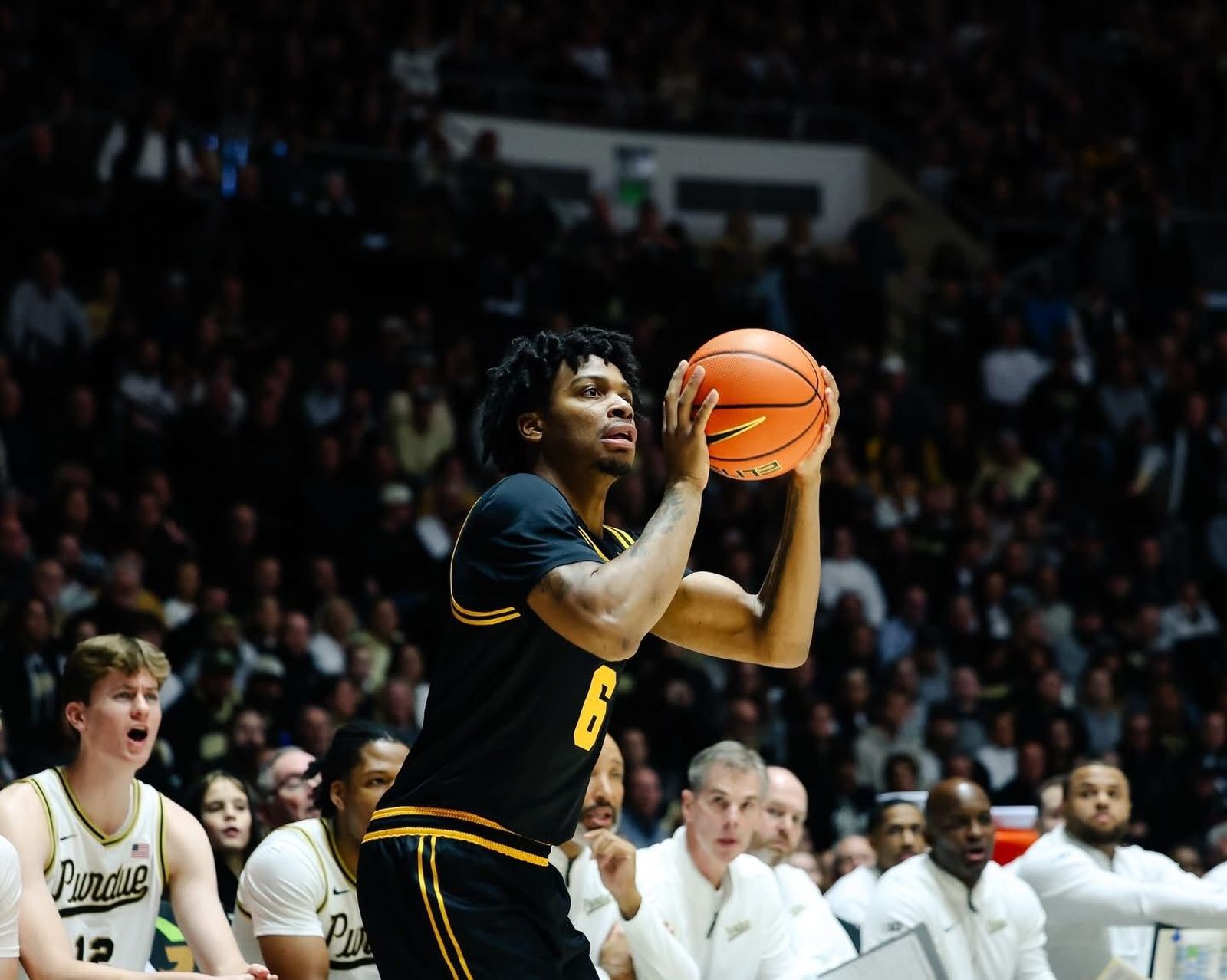 NCAA: Álvaro Folgueiras, 4 puntos y un buen mate en la derrota de Iowa