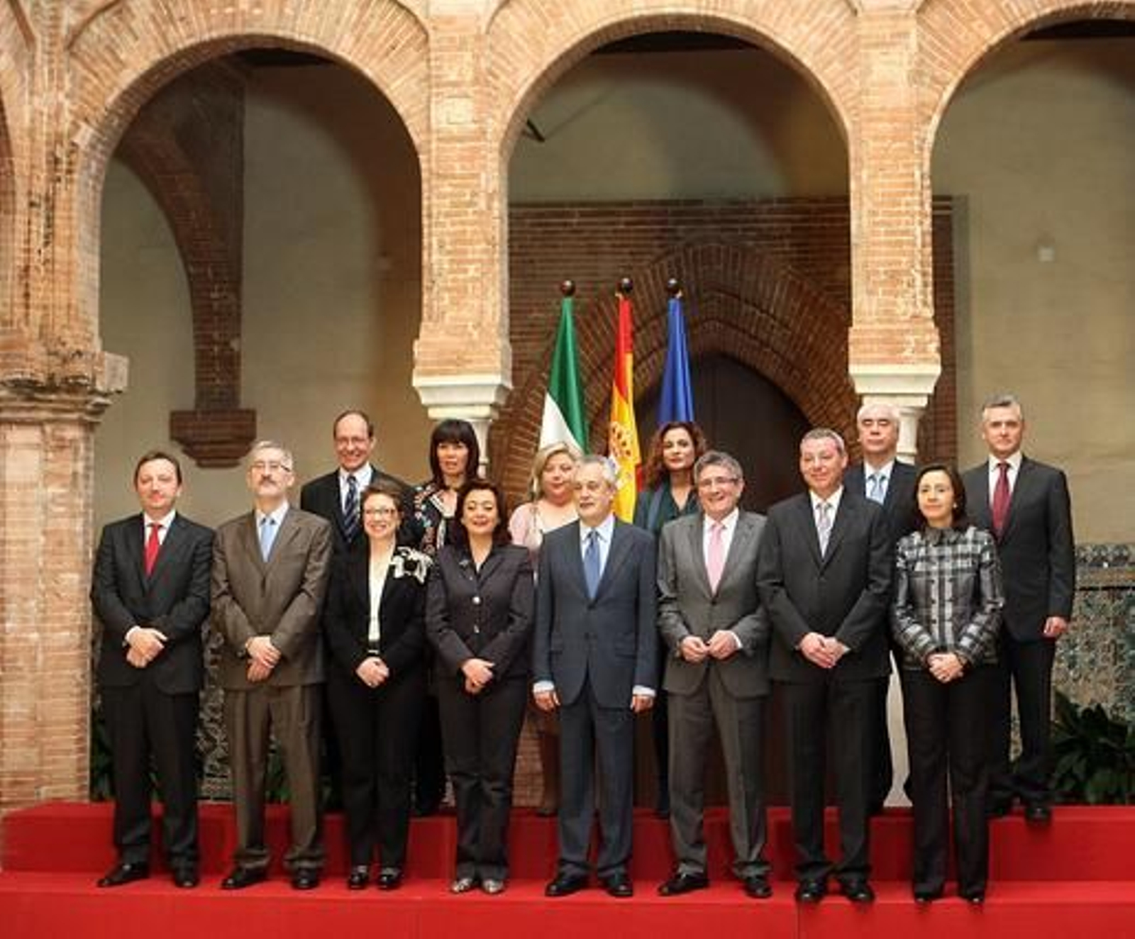 Foto de familia del nuevo Gobierno andaluz.

Foto: JC Munoz