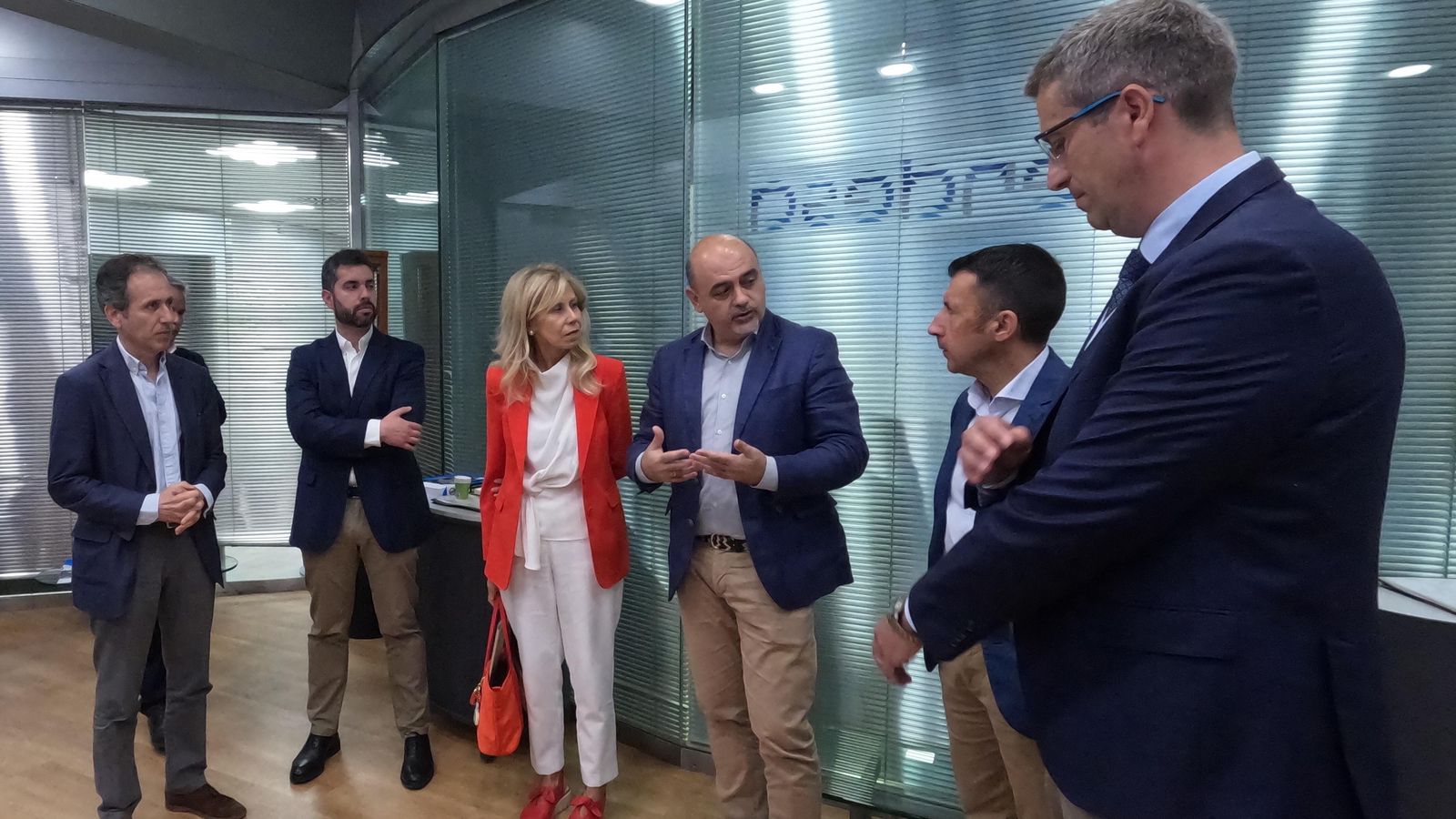 Representantes del Gobierno de Huelva y de Endesa asistentes a la reunión.