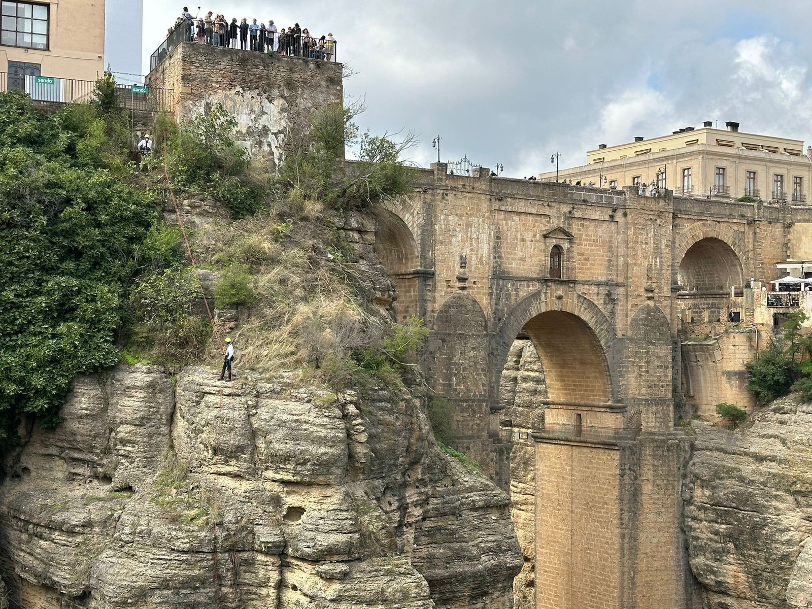 Operarios de la empresa Sando durante los trabajos en las cornisas del Tajo.