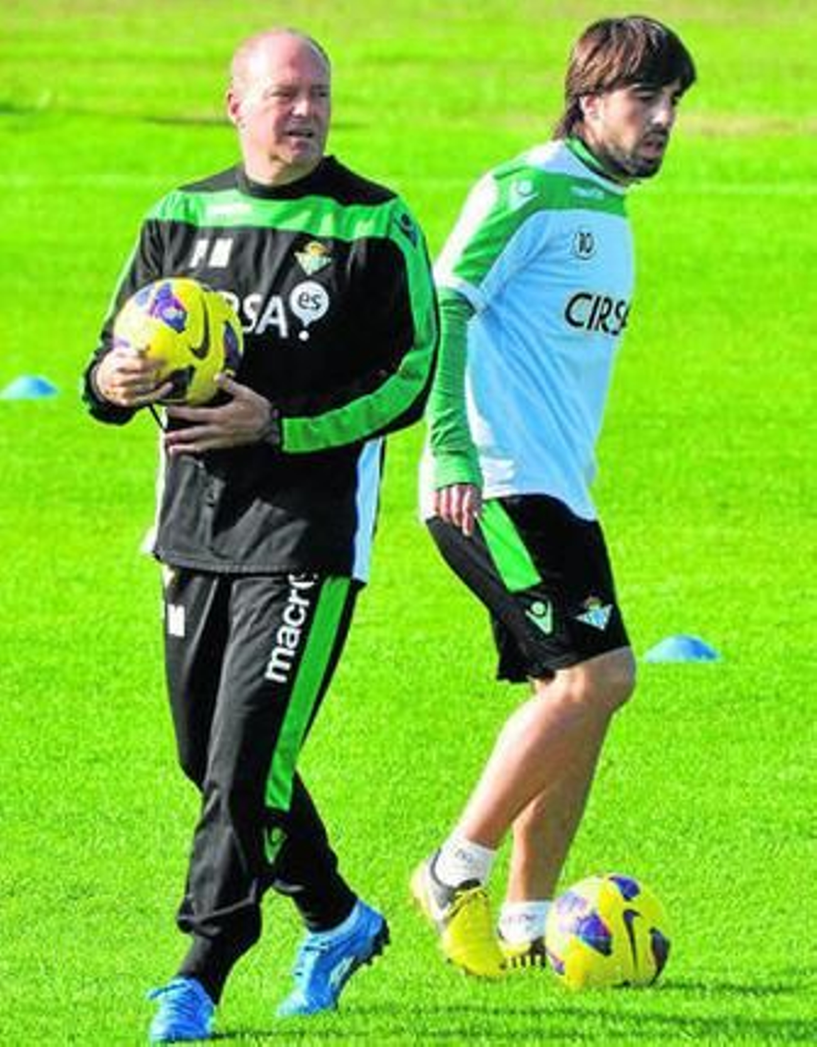 Beñat controla la pelota justo al lado de Pepe Mel.