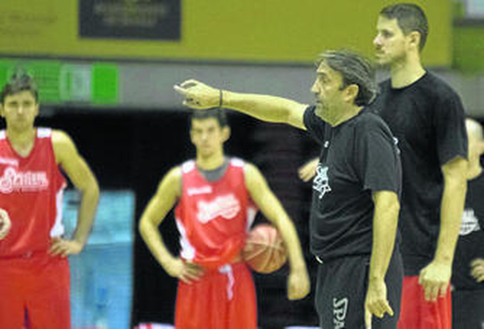 Luis Casimiro, con Nachbar en segundo plano, alecciona y gesticula ante sus pupilos durante un entrenamiento.