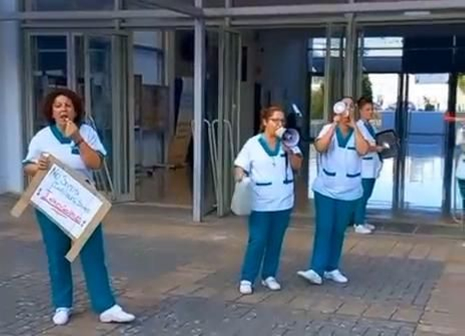 Protesta de las limpiadoras de la UCA en el Campus de Jerez: "Si quieres brillo, ráscate el bolsillo"