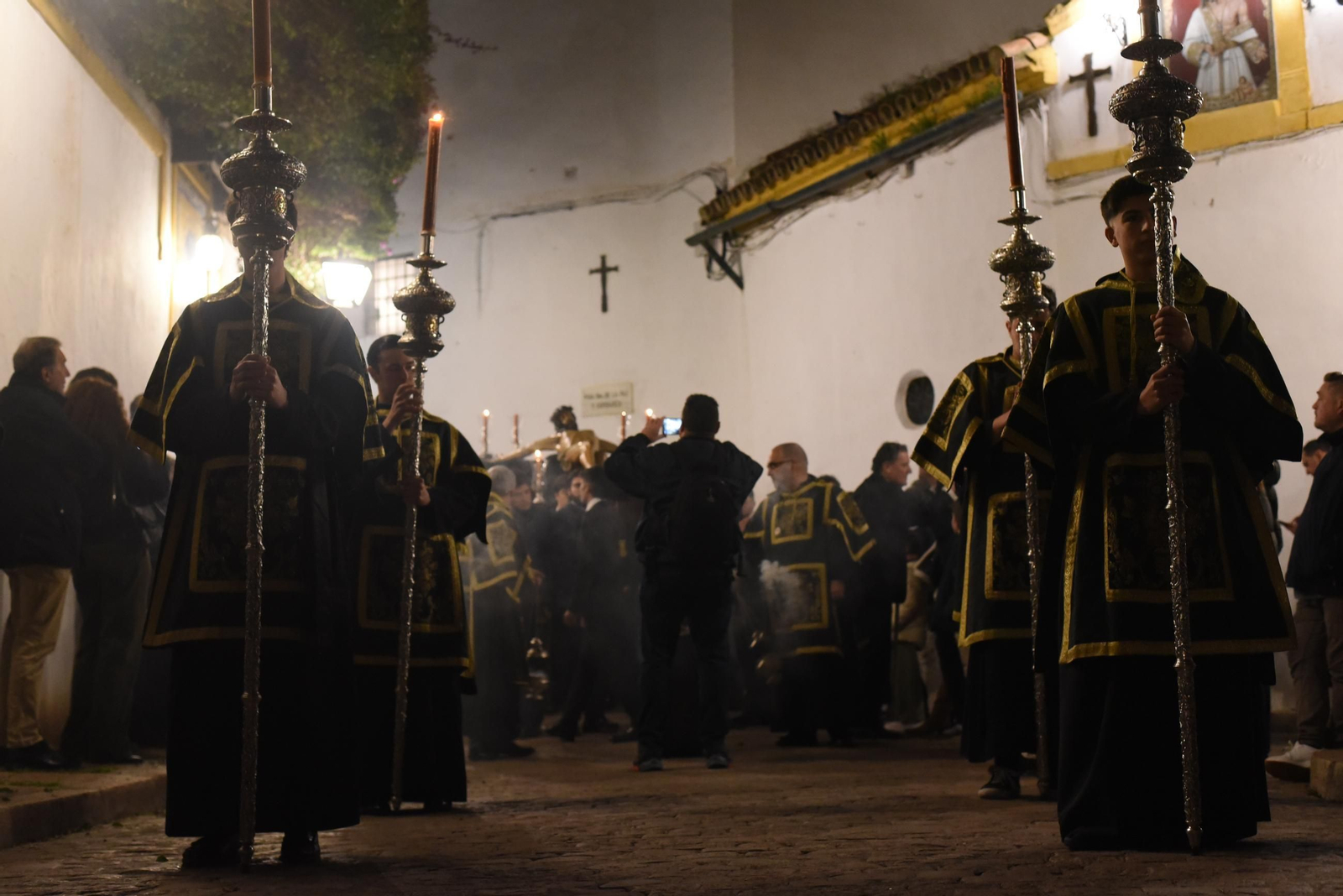 Las mejores imágenes del vía crucis del Cristo de la Clemencia en Córdoba