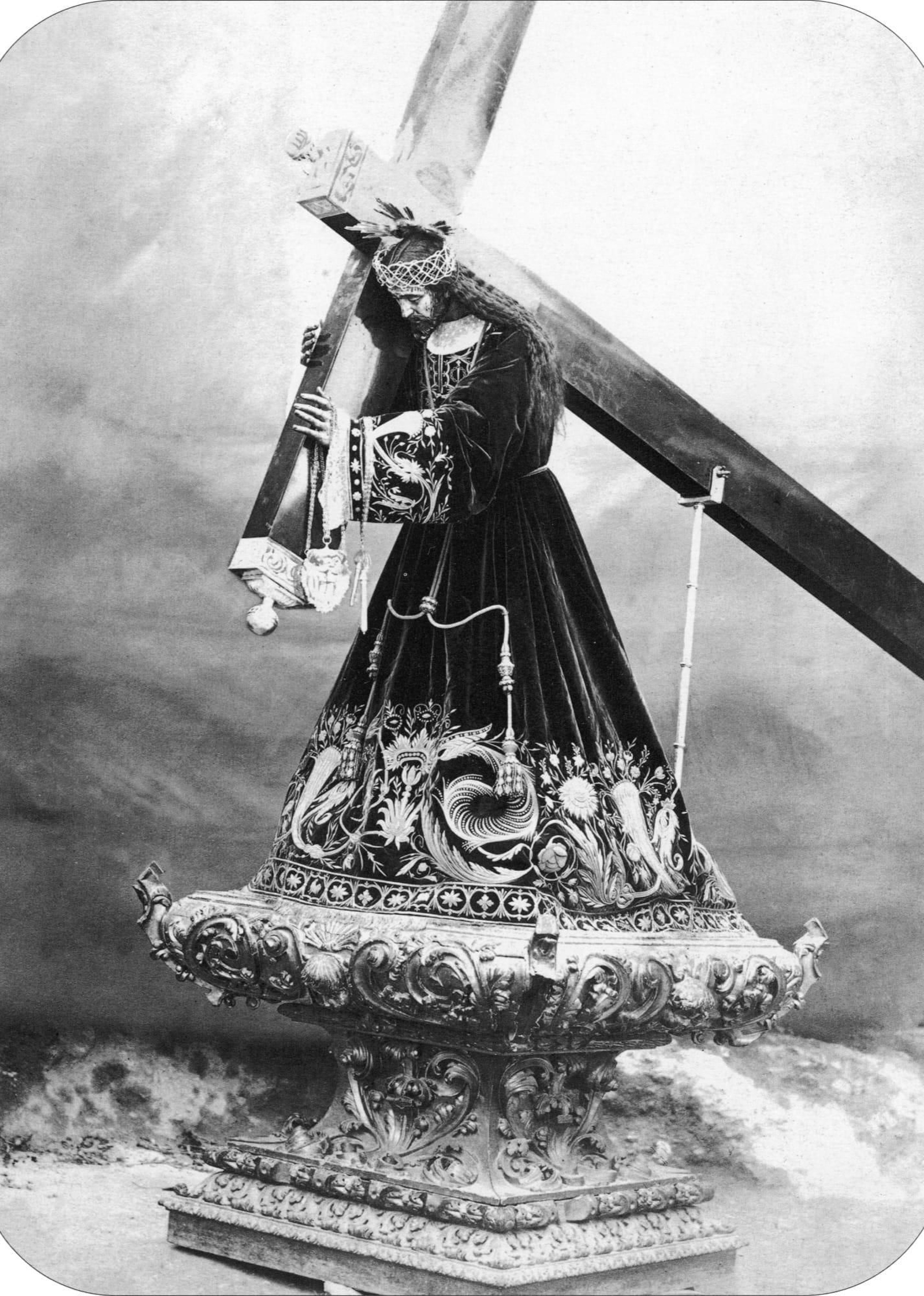 Fotografía  de Nuestro Padre Jesús Nazareno, realizada por Higinio Montalvo en el patio del Convento de la Mercerd (Año 1872).