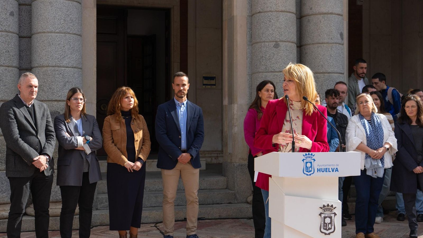Pilar Miranda durante la lectura del manifiesto en el Ayuntamiento de Huelva.