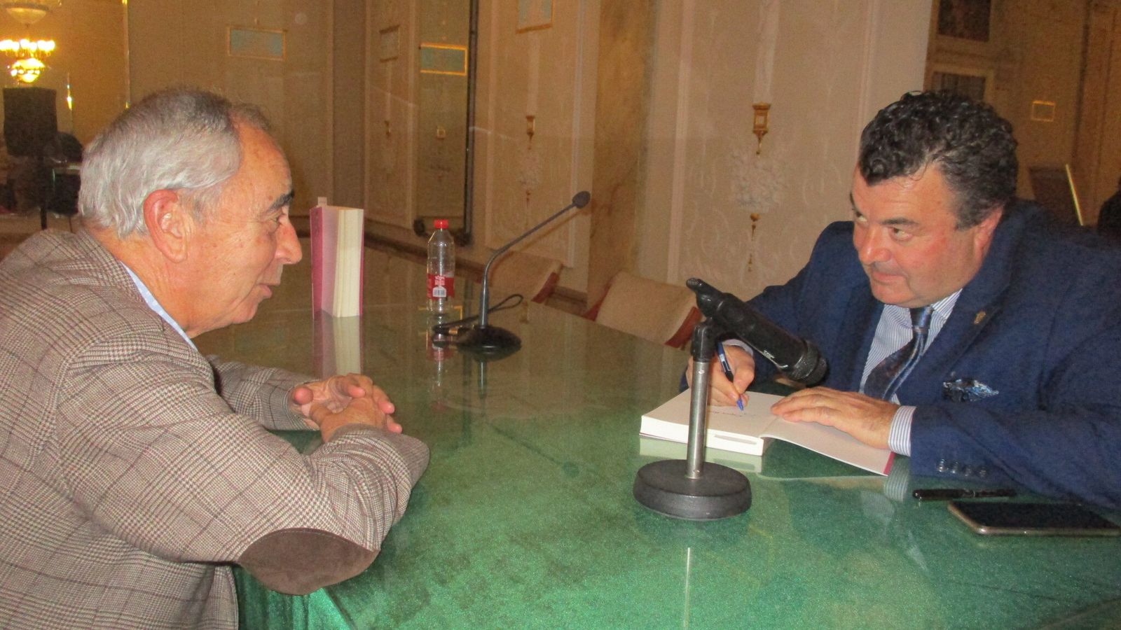 Cañamero firma un ejemplar a Francisco Balcázar, presidente del Círculo.