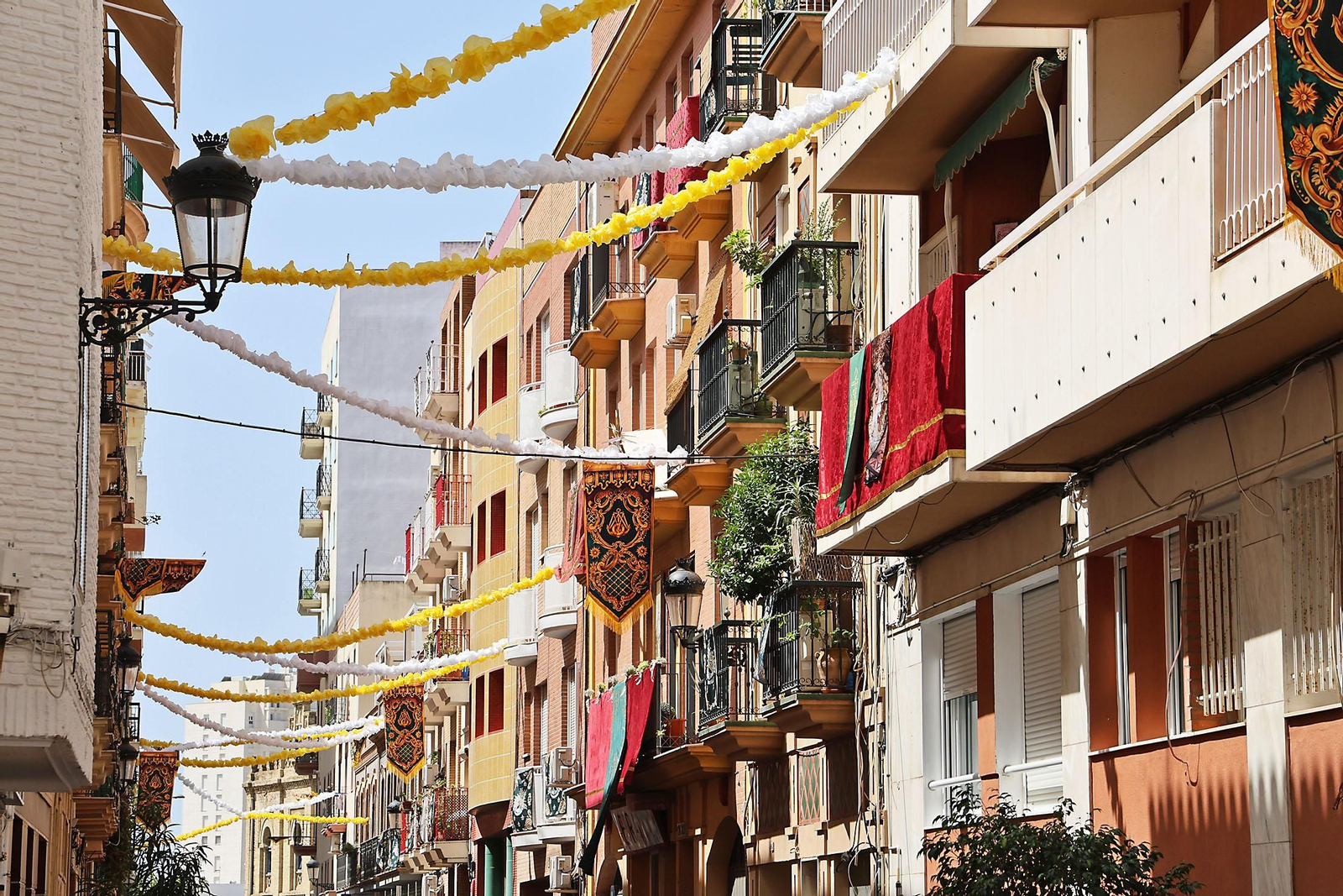 Imágenes de las calles por donde discurrirá la procesión de La Esperanza engalanadas con los colores del Vaticano