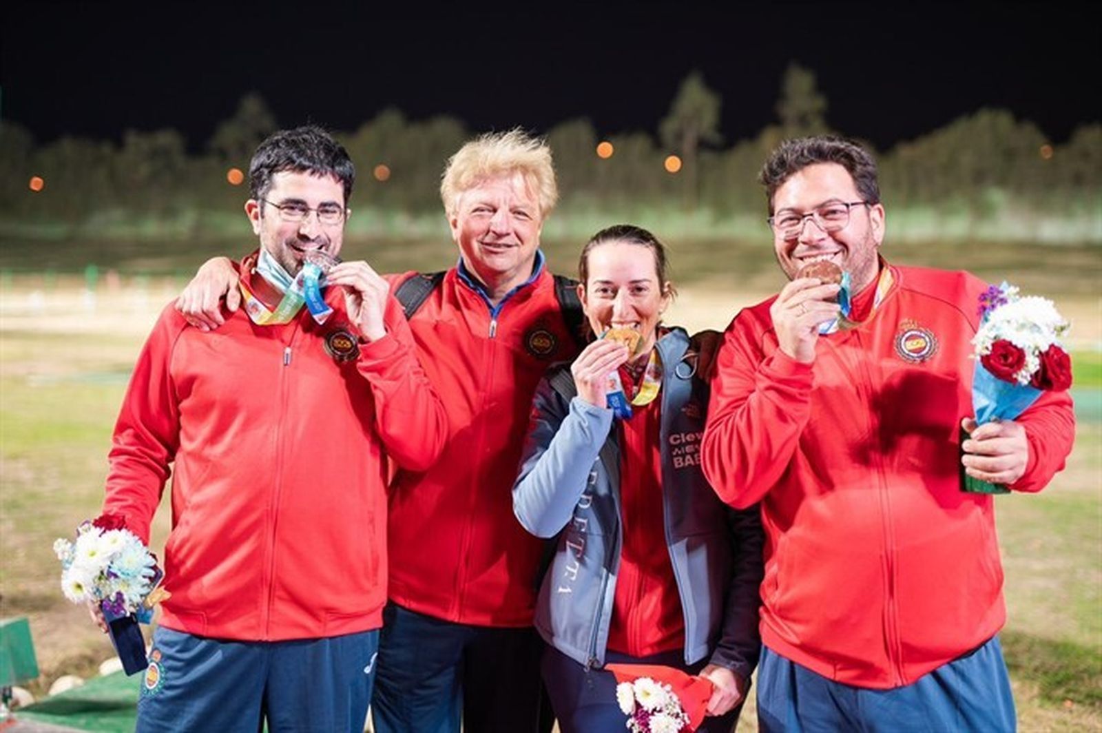 Fátima Gálvez y Alberto Fernández, a la derecha, junto a Joan García y el seleccionador, en El Cairo.