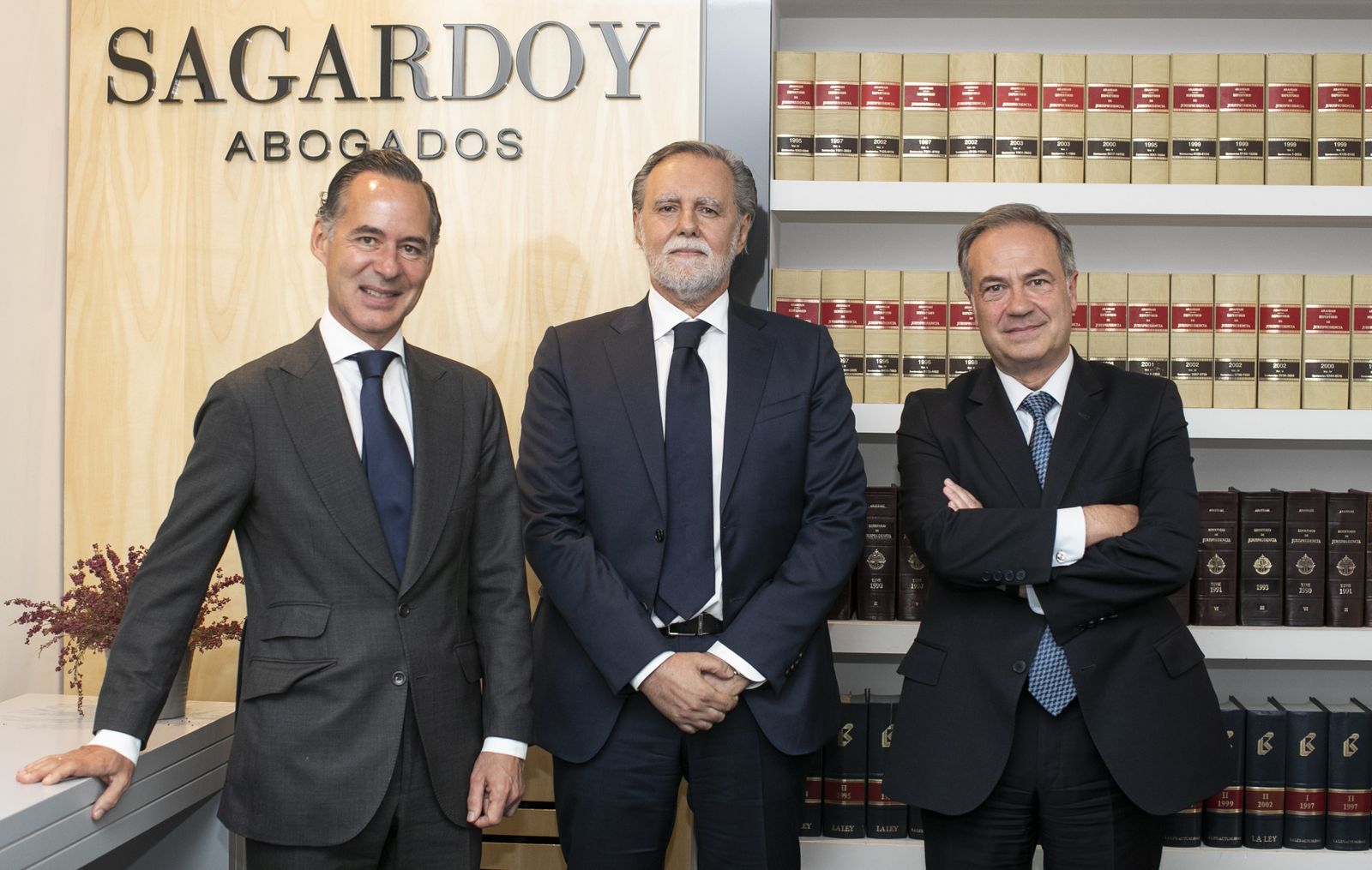 Íñigo Sagardoy, Rafael Alcorta y Martín Godino en el bufete de Sagardoy Abogados.