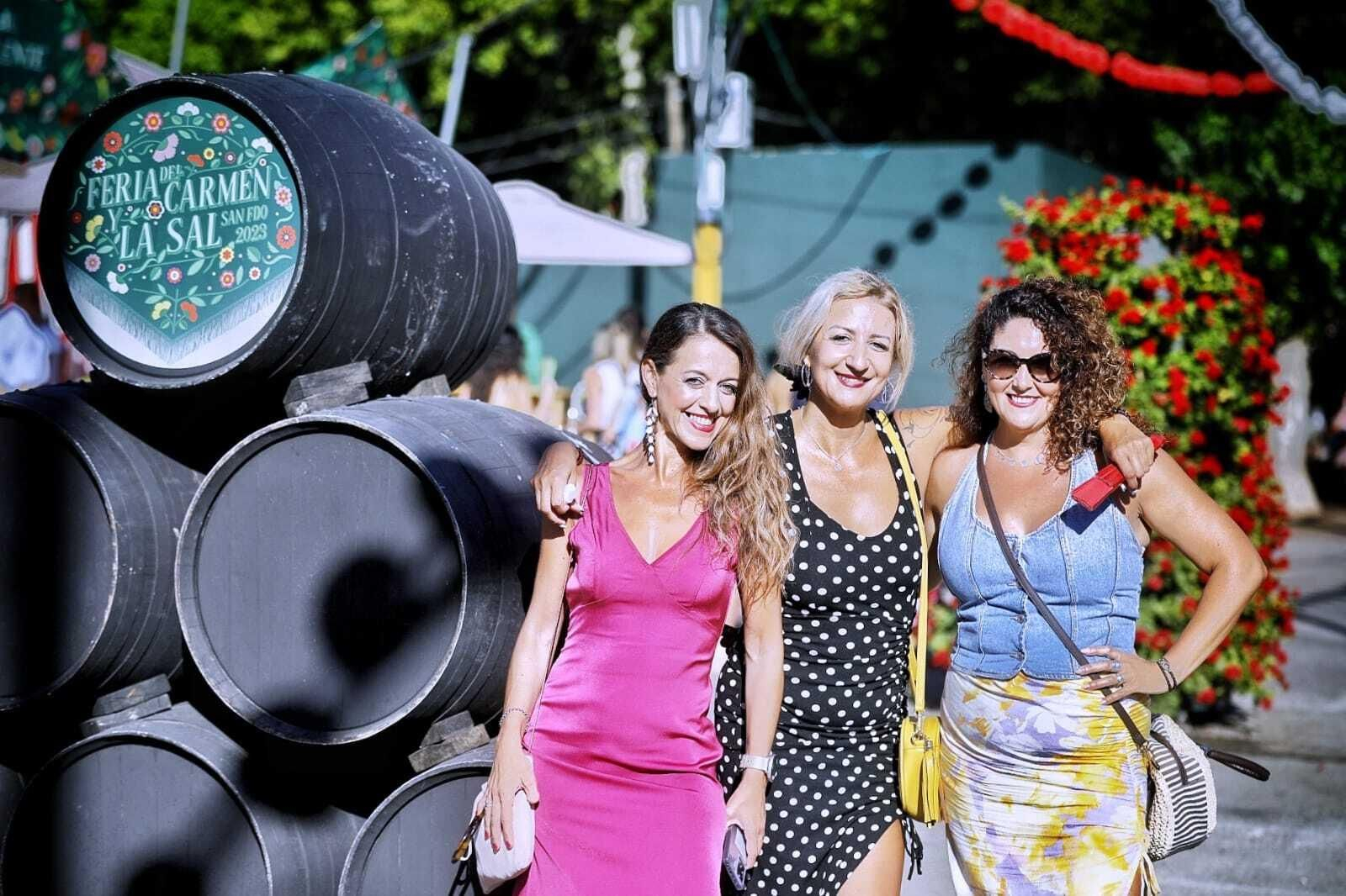 Búscate en las imágenes del Día de la Mujer de la Feria del Carmen de San Fernando