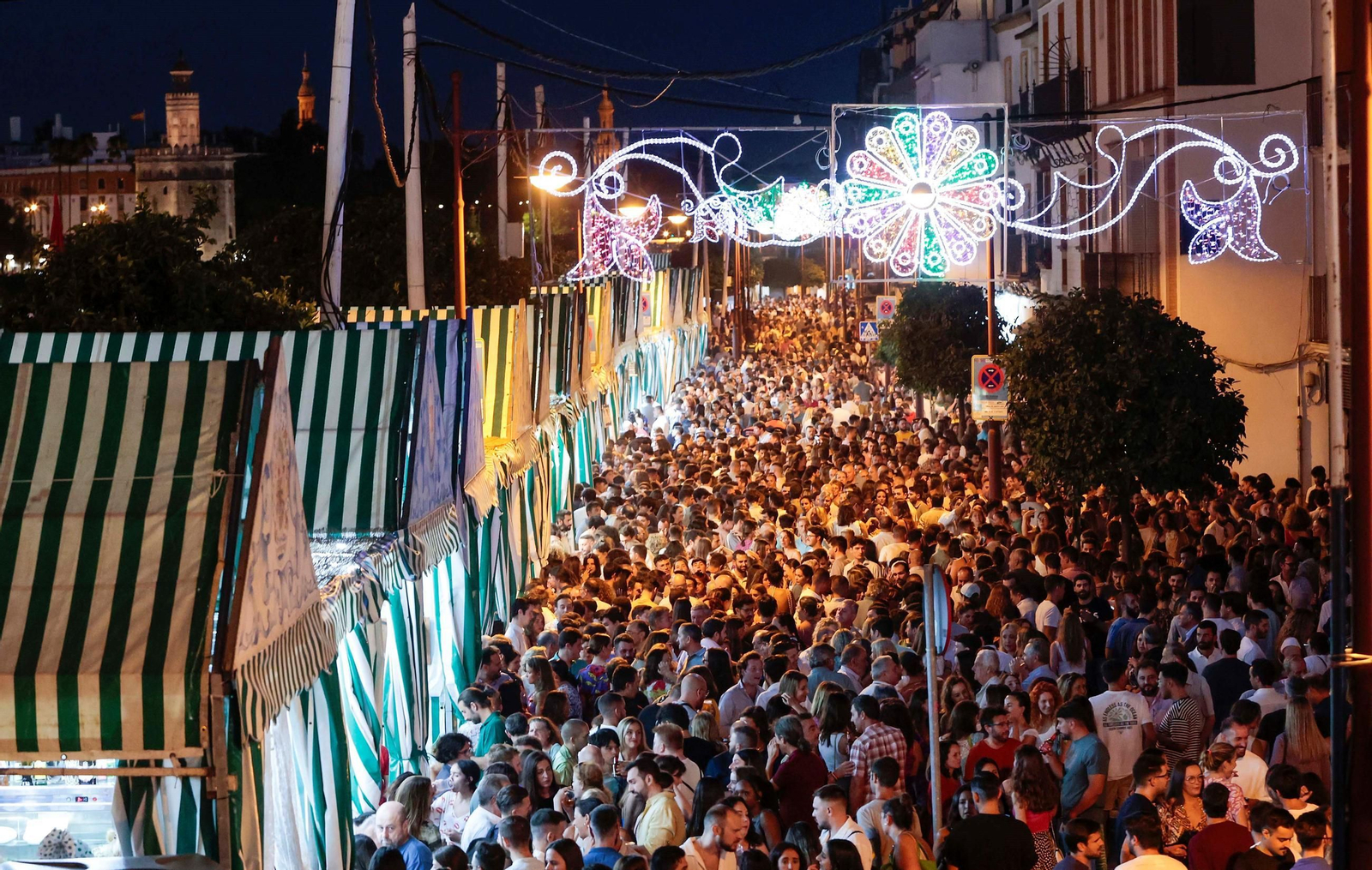 Estampa típica de la fiesta, repleta de público por la noche.