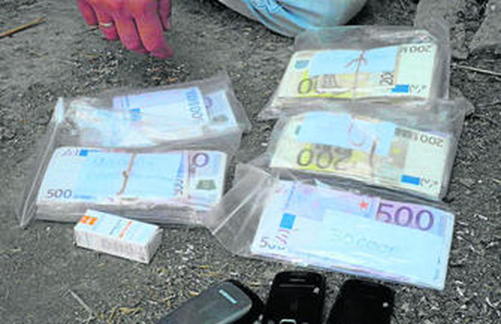 En la imagen, dinero requisado a la red, que estaba oculto entre chatarra en una nave.