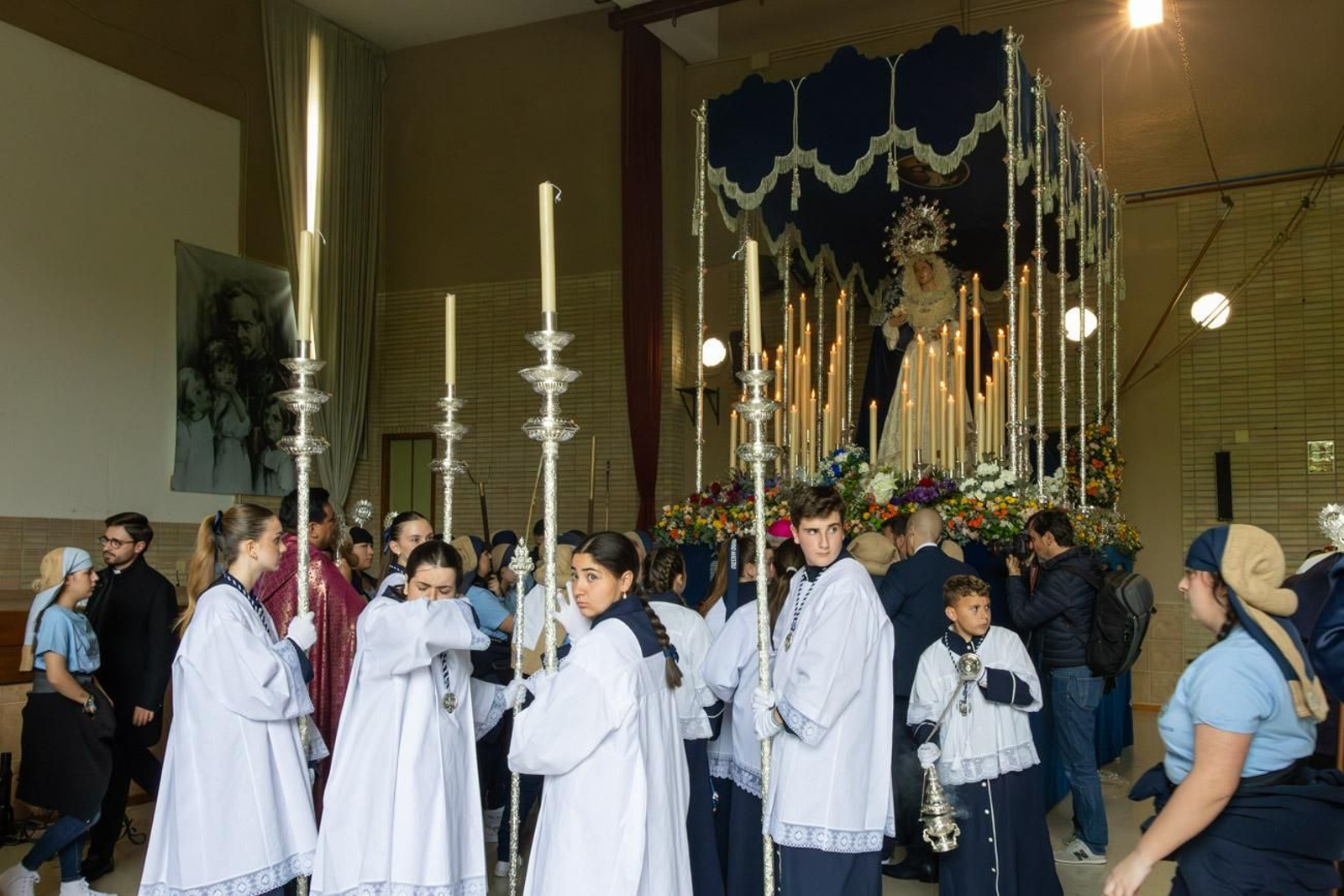 La temida lluvia impide el desarrollo normal de este Martes Santo