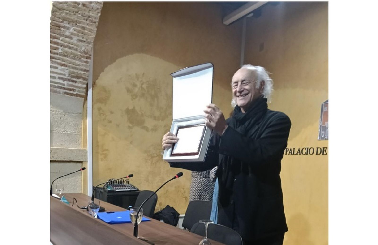 Un momento de la entrega del reconocimiento a Amancio Prada.