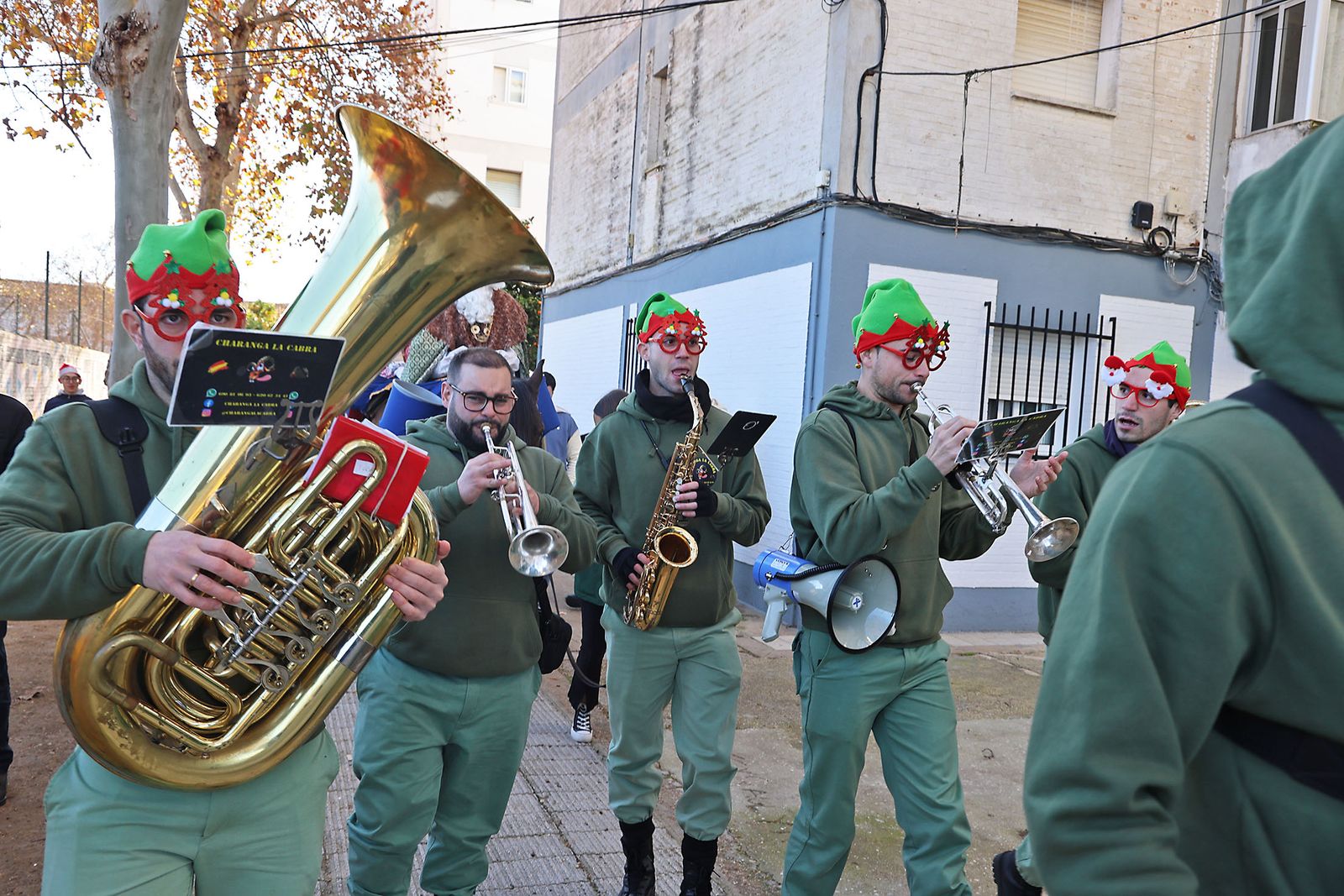 Día de regalos y Reyes Magos por los barrios de la ciudad
