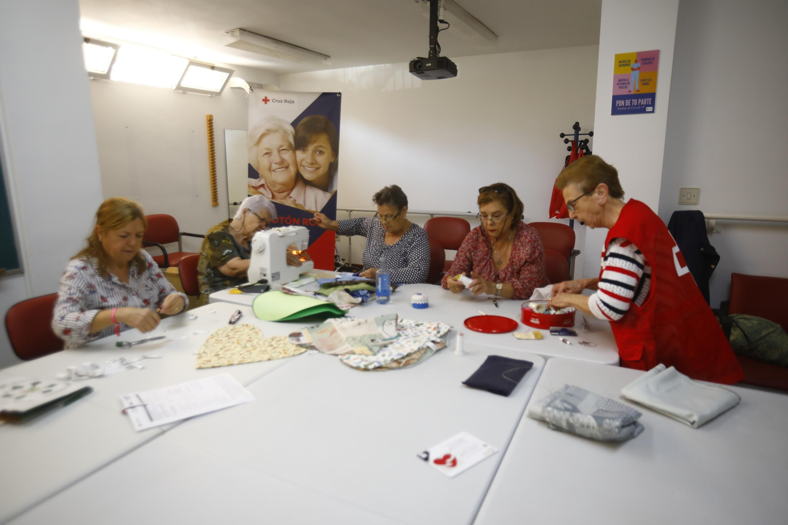 Así elaboran los cojines solidarios para luchar contra el cáncer de mama