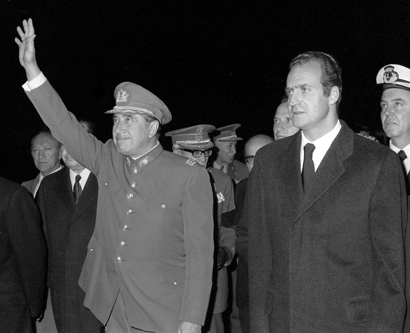 El príncipe Juan Carlos recibe al general Pinochet, presidente de Chile, a su llegada a Barajas para el funeral de Franco.