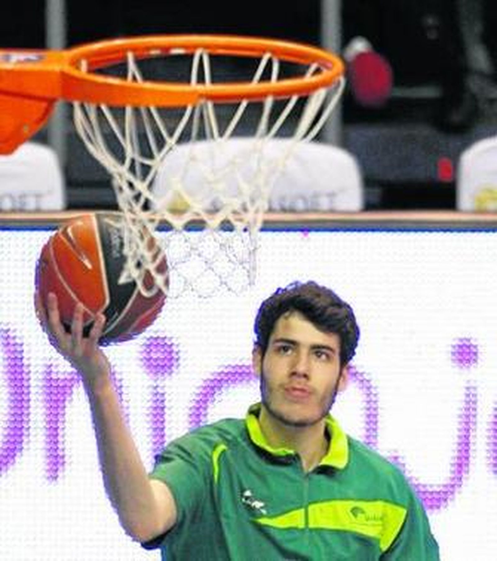 Abrines calienta antes de un partido de esta temporada.