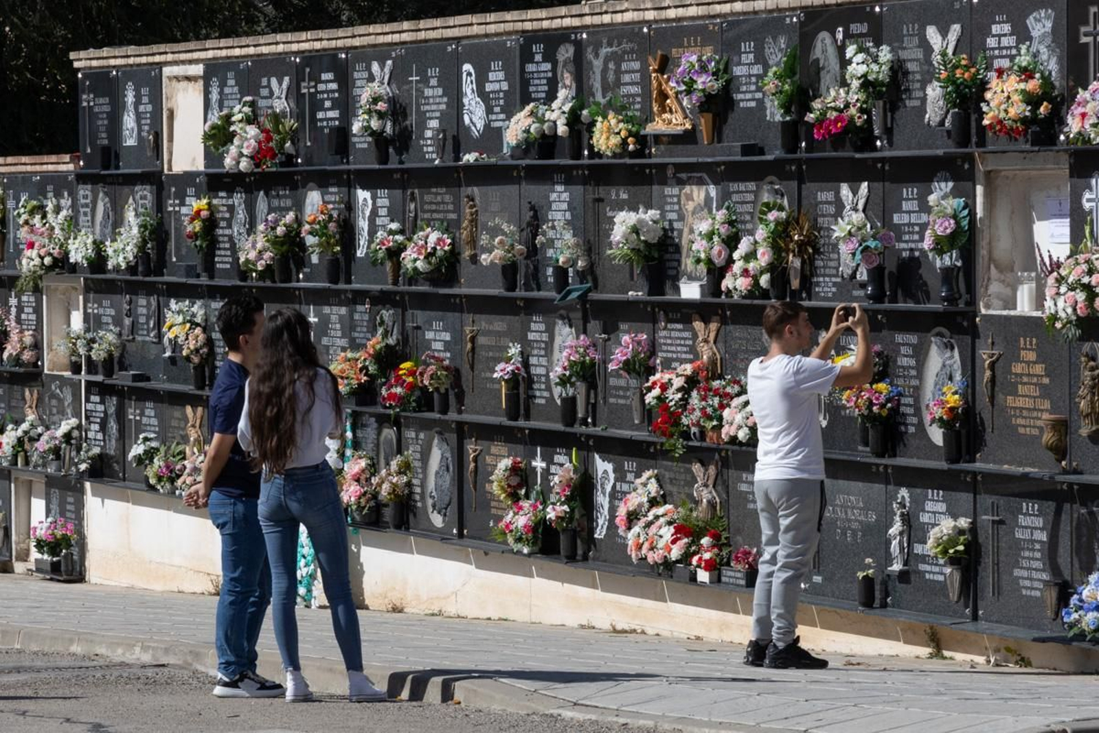 Día de Los Santos en el cementerio de San Fernando y San Eufrasio de Jaén, en imágenes