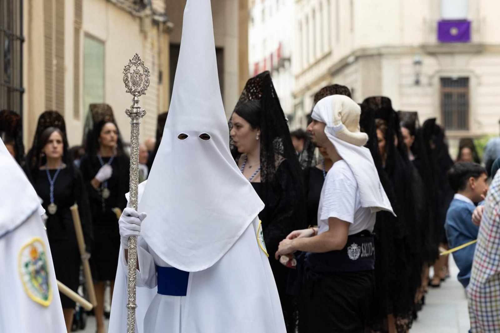 Los jiennenses se echan a la calle para presenciar la primera de las procesiones de la jornada: la Borriquilla (II)