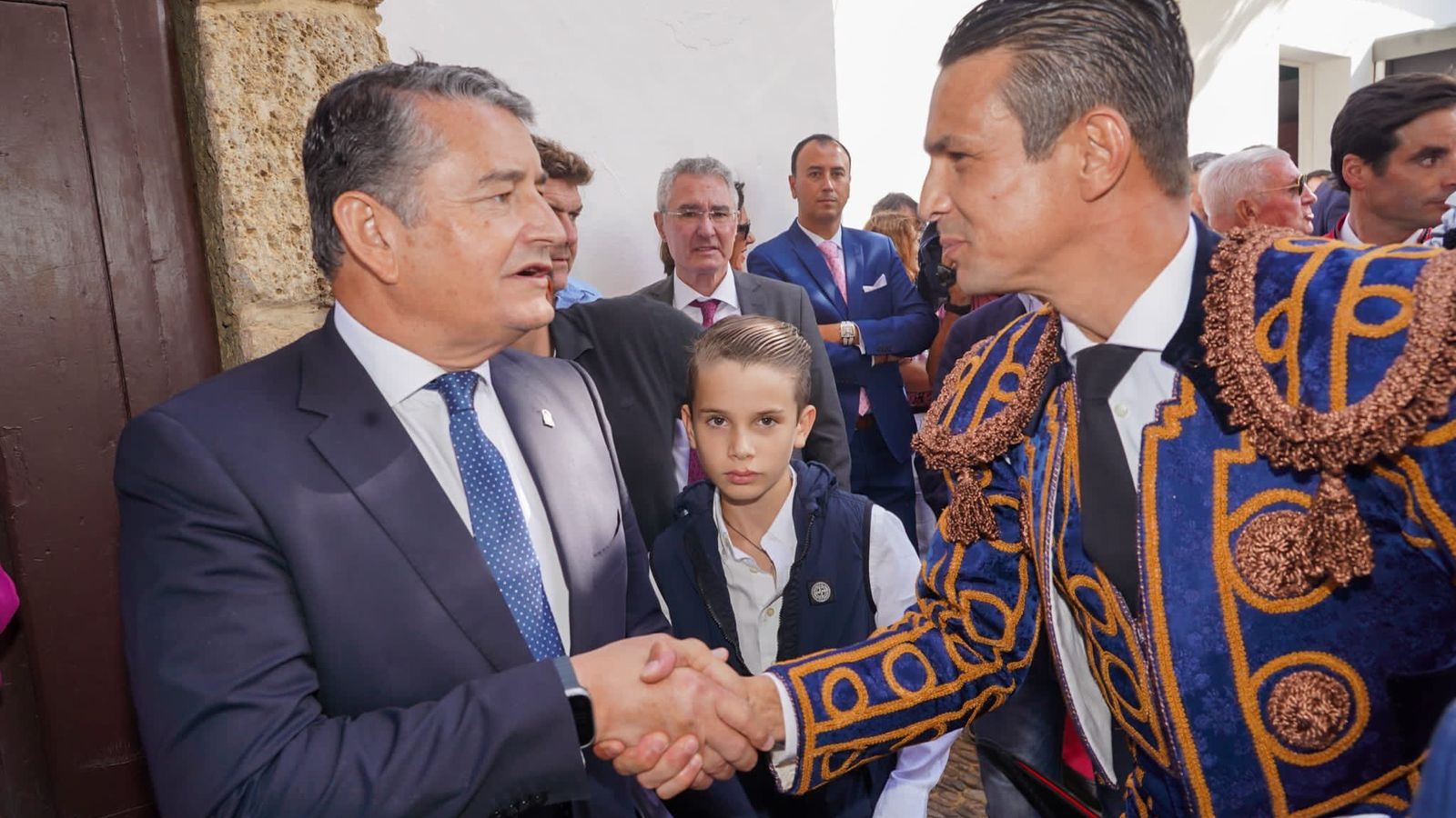 Antonio Sanz saluda a José María Manzanares en la plaza de Ronda.