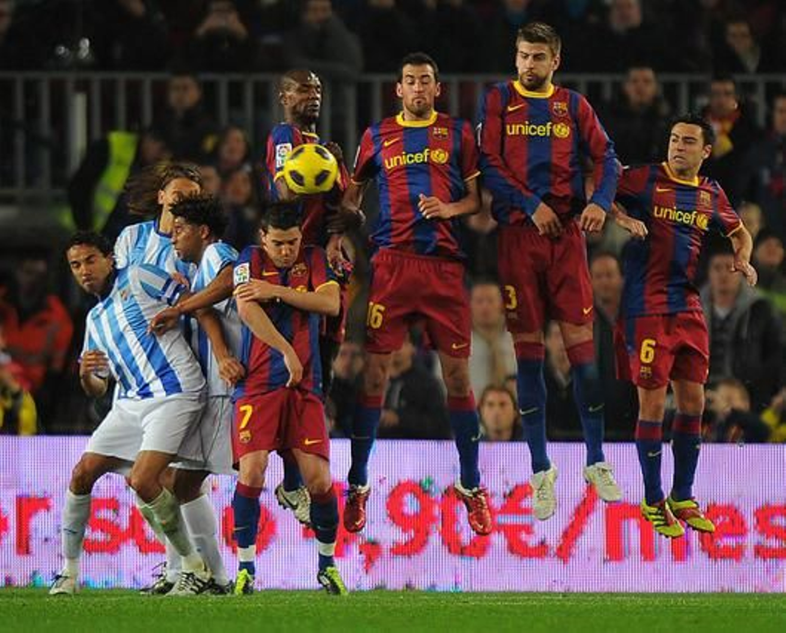El Málaga se va goleado del Camp Nou ante una nueva exhibición del Barça (4-1). / AFP