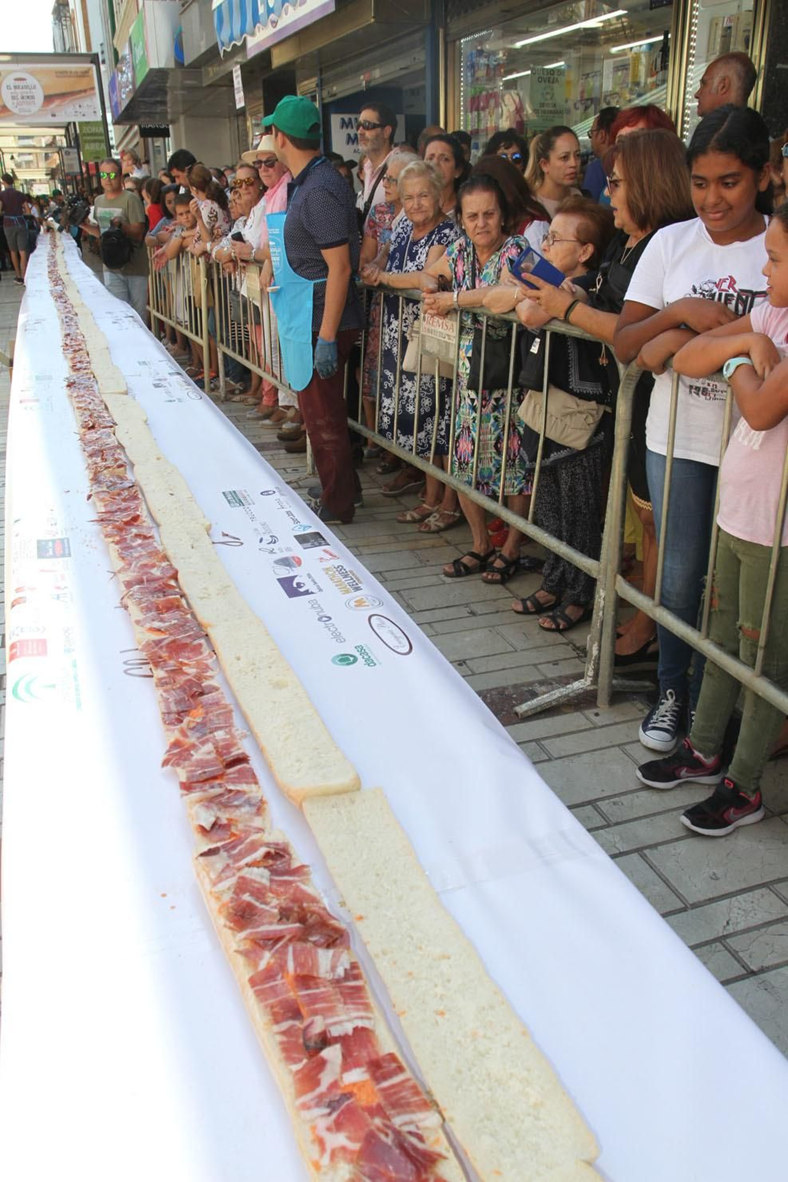Record Guinnes del bocadillo de jamón mas grande del mundo, en Huelva