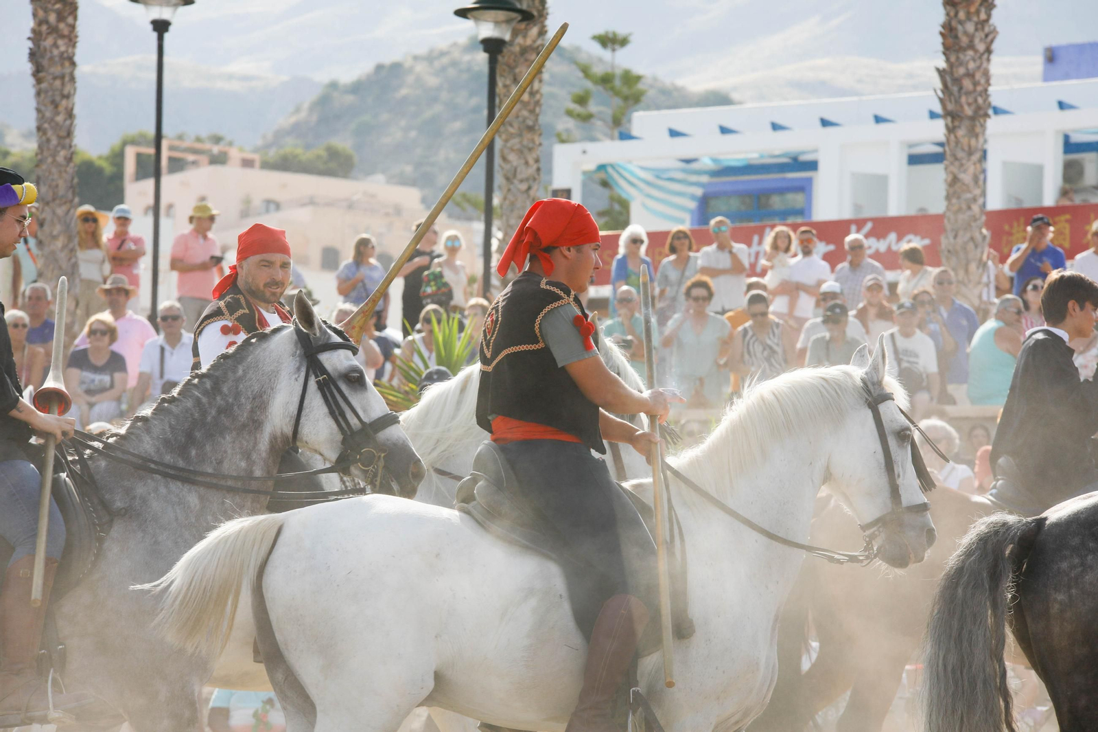 La carrera de cintas y la exhibición de caballos de los Moros y Cristianos de Mojácar, en imágenes