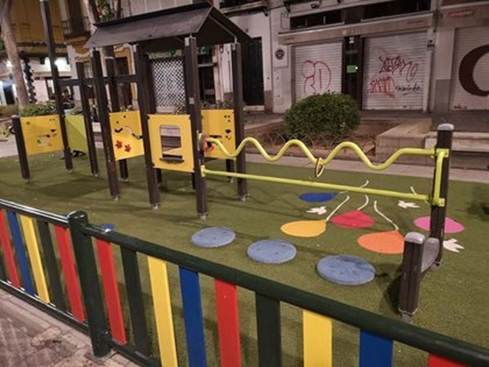 Uno de los más de 350 parques infantiles de la ciudad.