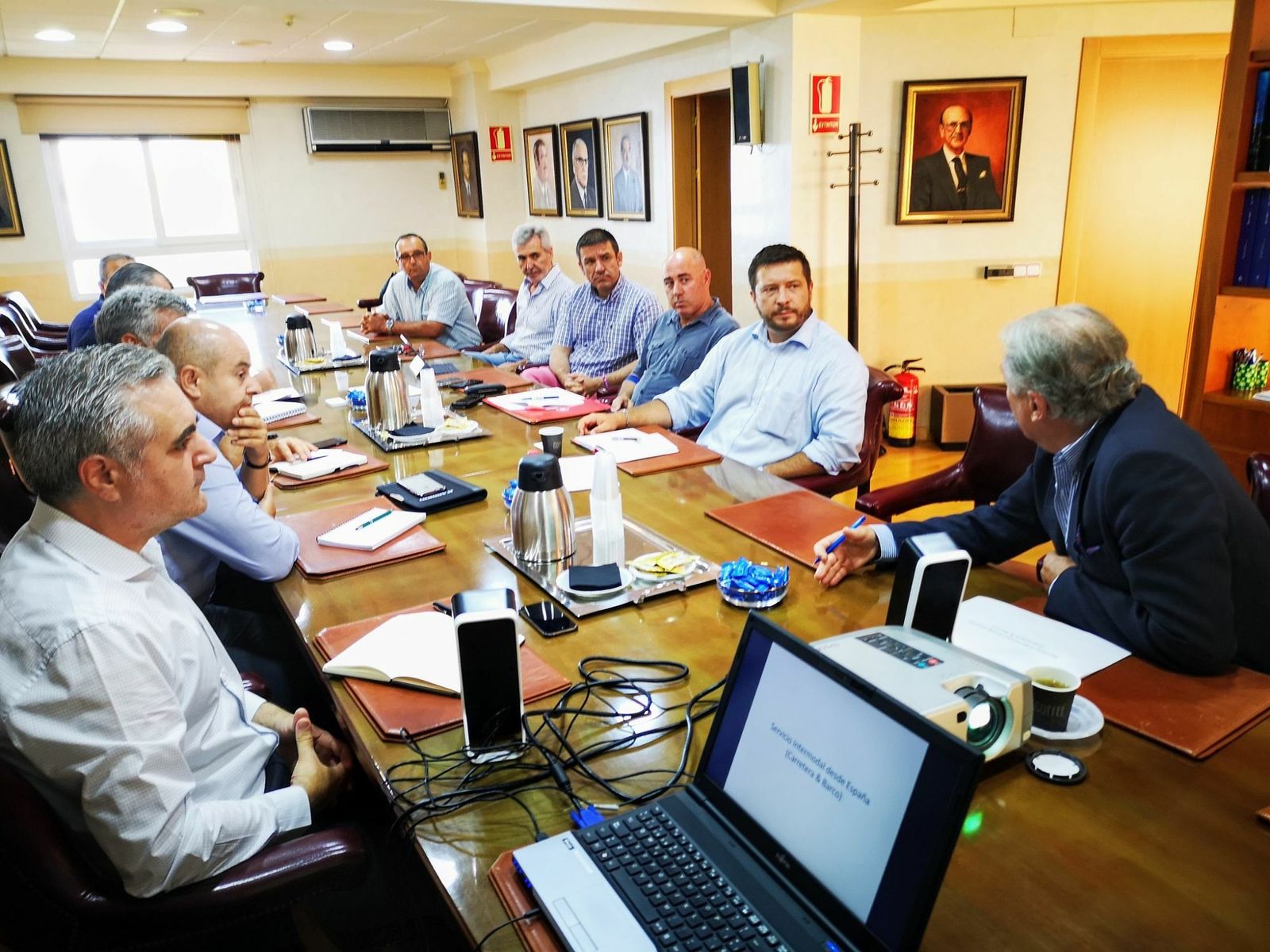 Reunión del presidente de la Autoridad Portuaria, Jesús Caicedo, con agentes empresariales.