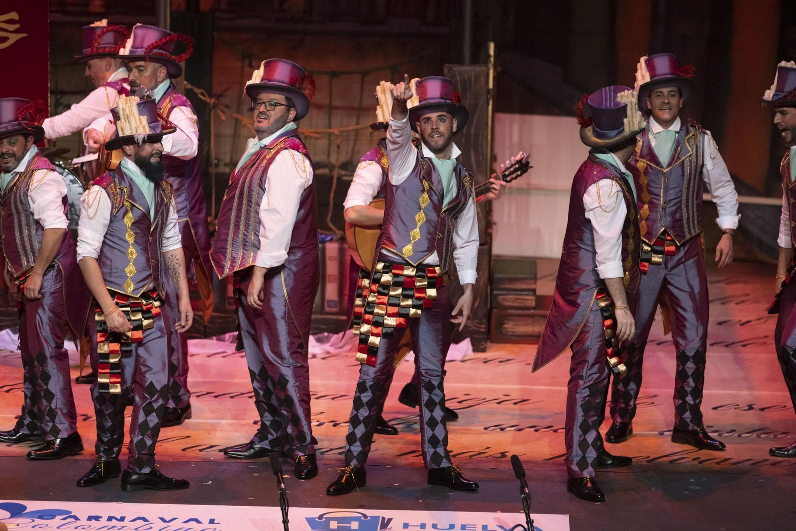 Imágenes de la actuación de la comparsa de Huelva  ‘El pregón’ en el Carnaval Colombino