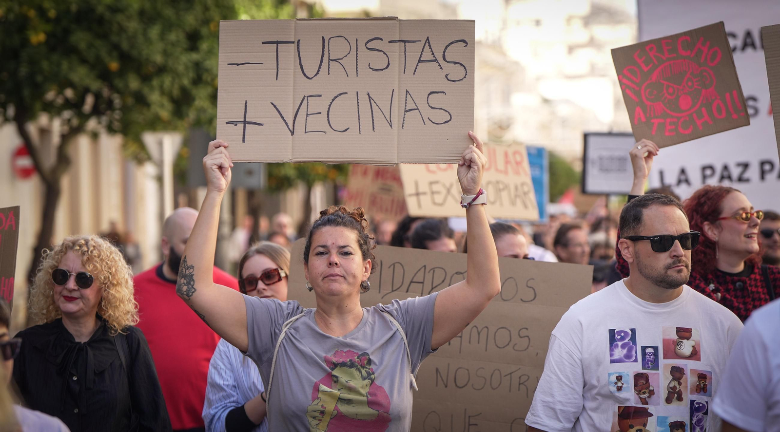 Imágenes de la numerosa participación en la manifestación 'Jerez por la Vivienda'