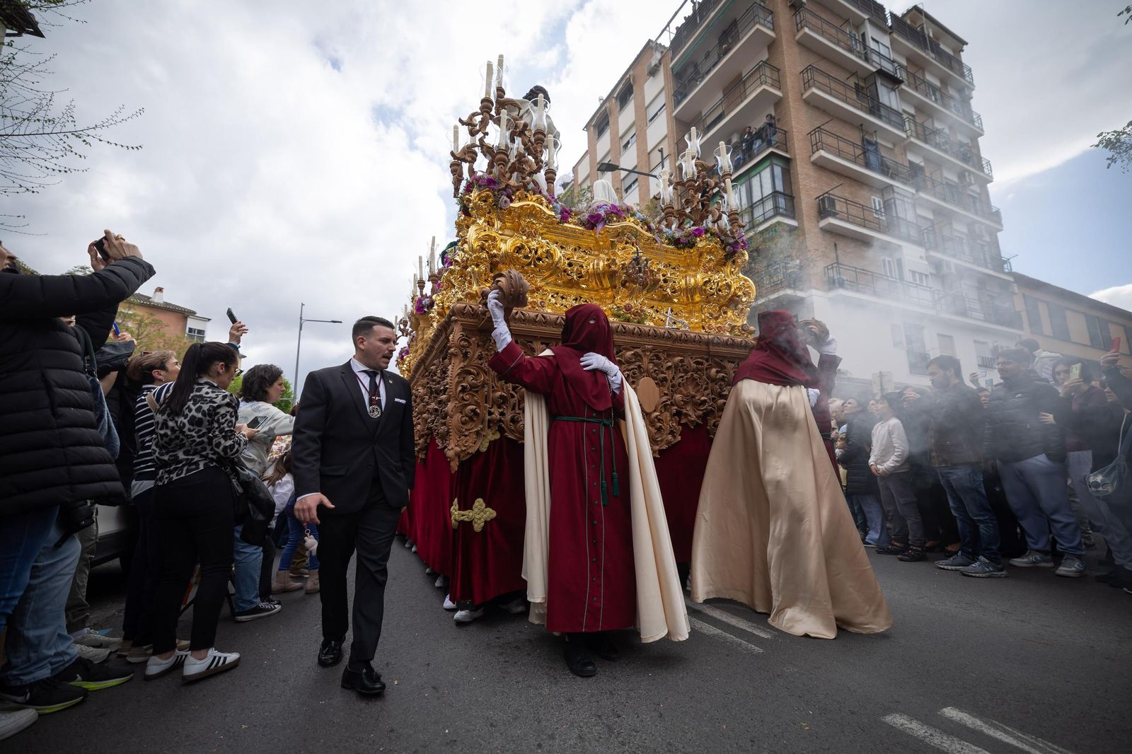 Así vivió Granada la salida de la Hermandad del Trabajo 2025