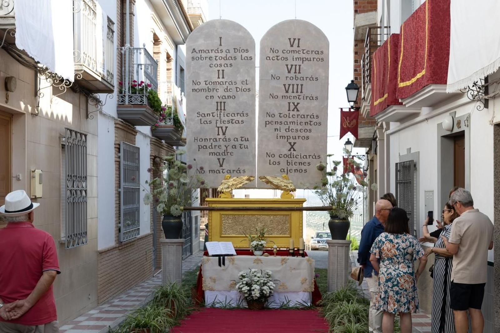 Los vecinos de Villardompardo exponen las obras de su Corpus un año más, en imágenes