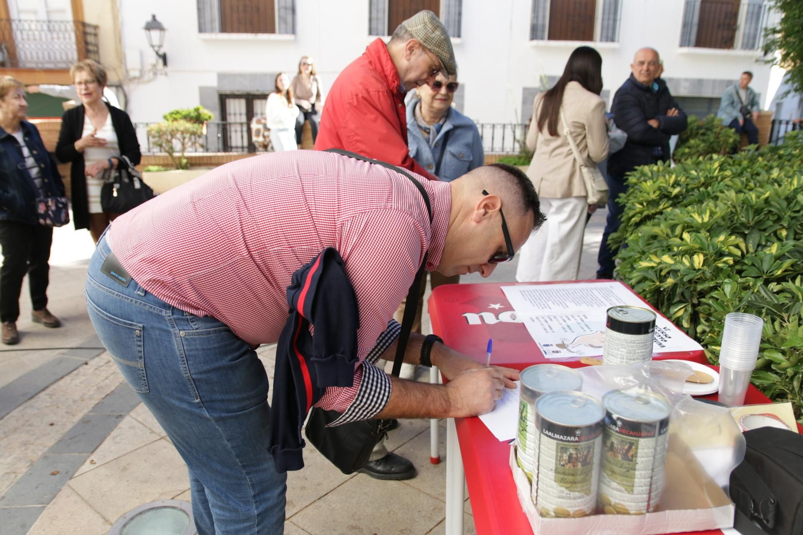 Las imágenes del concurso de lanzamiento de hueso de aceituna de Canjáyar