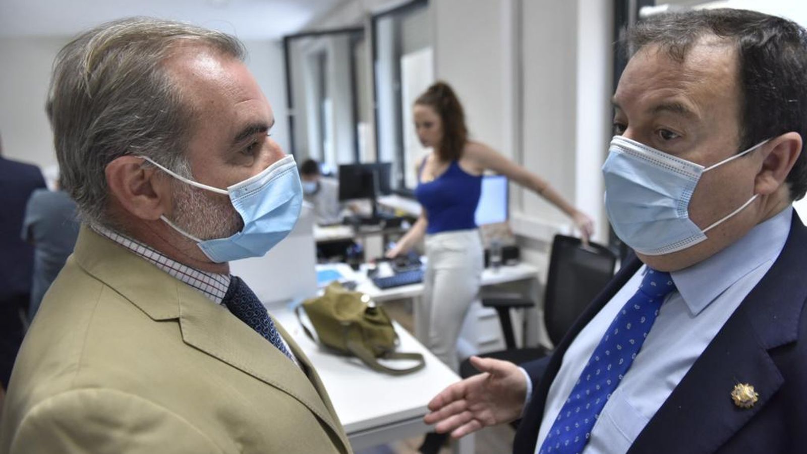 El decano de la Abogacía sevillana, Óscar Cisneros (izquierda), y el fiscal jefe, Luis Fernández Arévalo, durante la visita