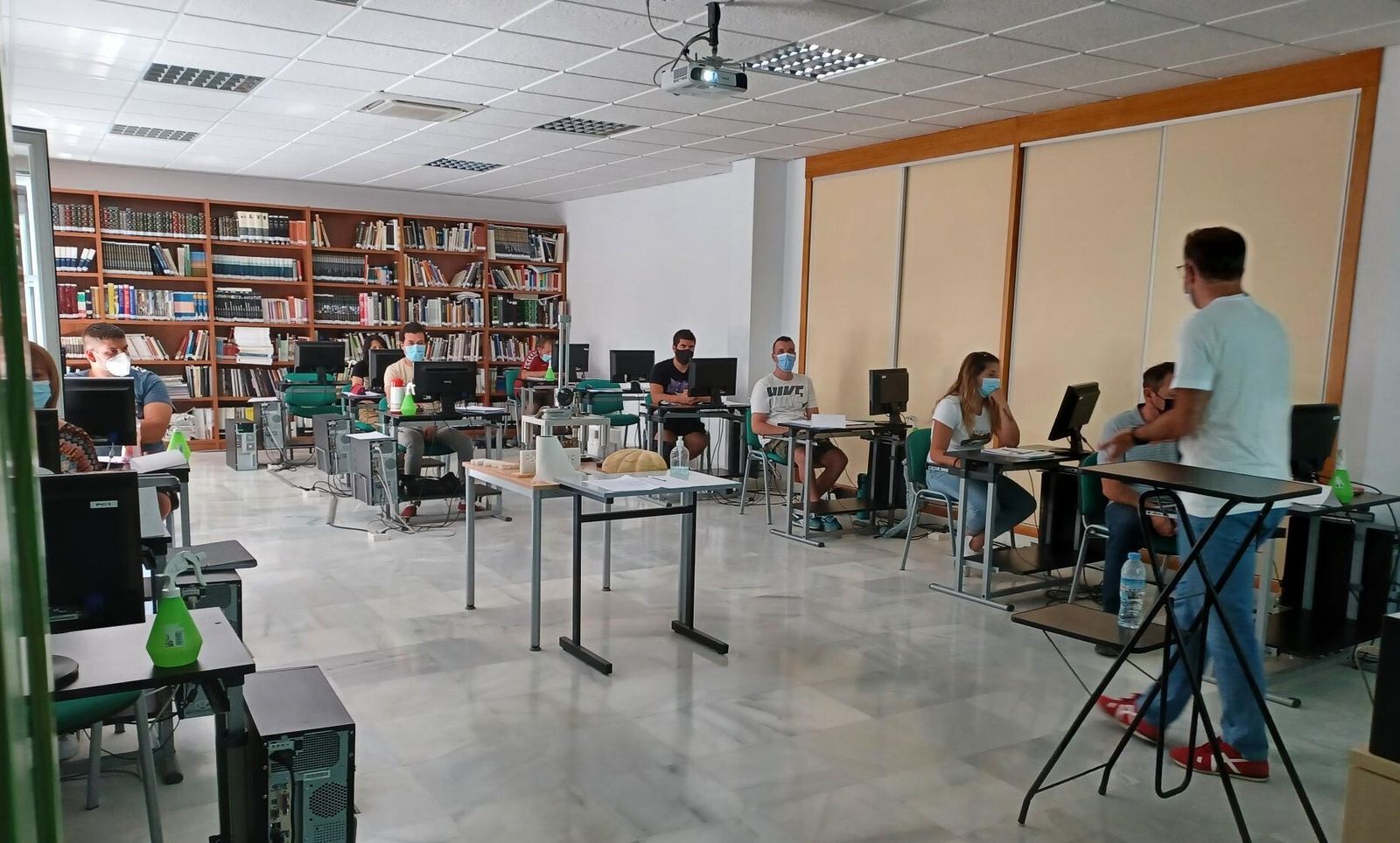 El alumnado en una clase de la Escuela de Mármol.