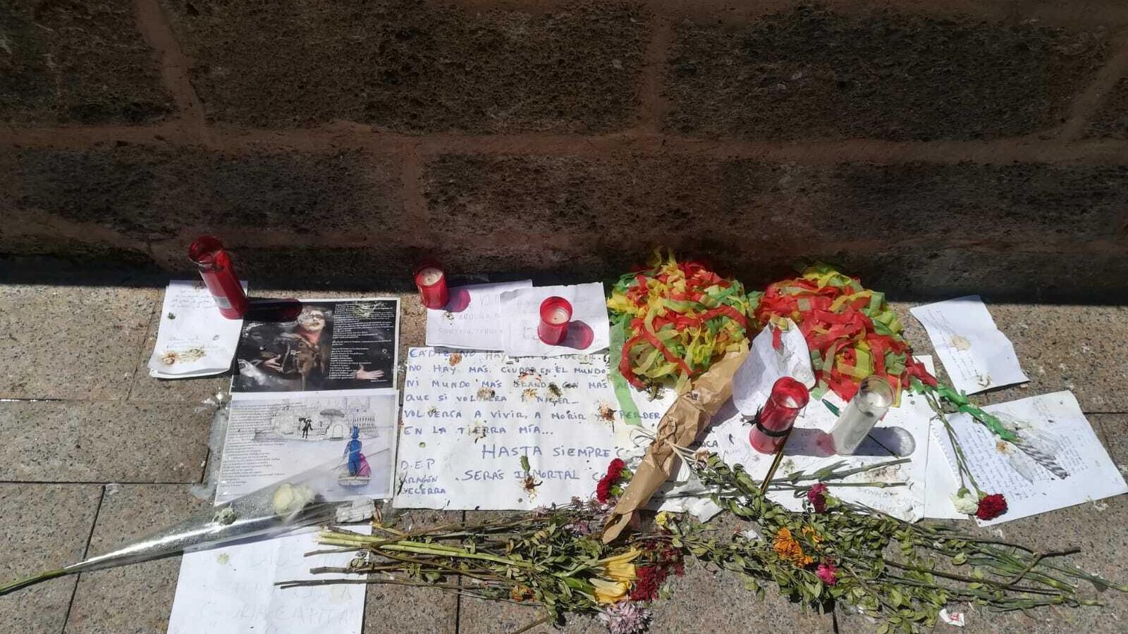 Recuerdos para el desaparecido Juan Carlos Aragón en la puerta del Falla.