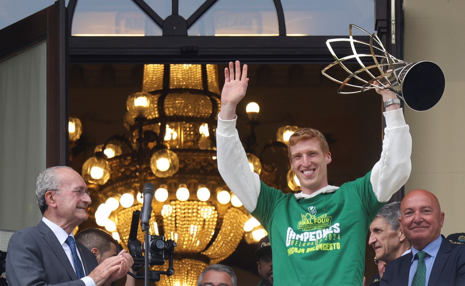 El Unicaja celebra en las calles de Málaga el título de la BCL