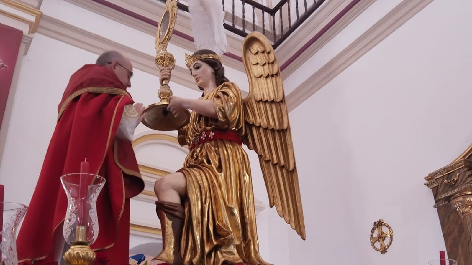 Durante la eucaristía se bajó la Santa Cruz desde el camarín hasta el paso.