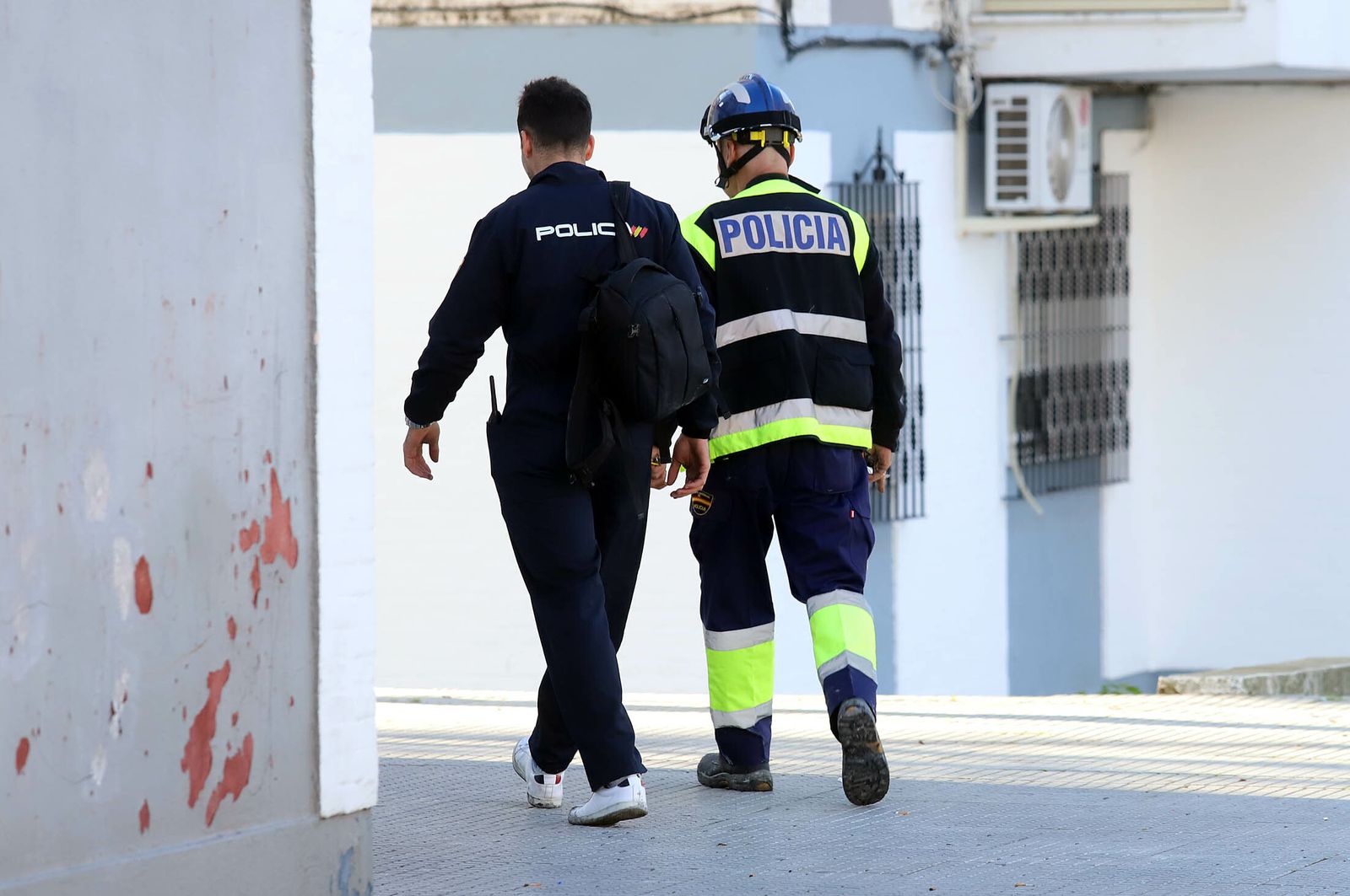 Imágenes de la Policía Nacional investigando el origen del incendio