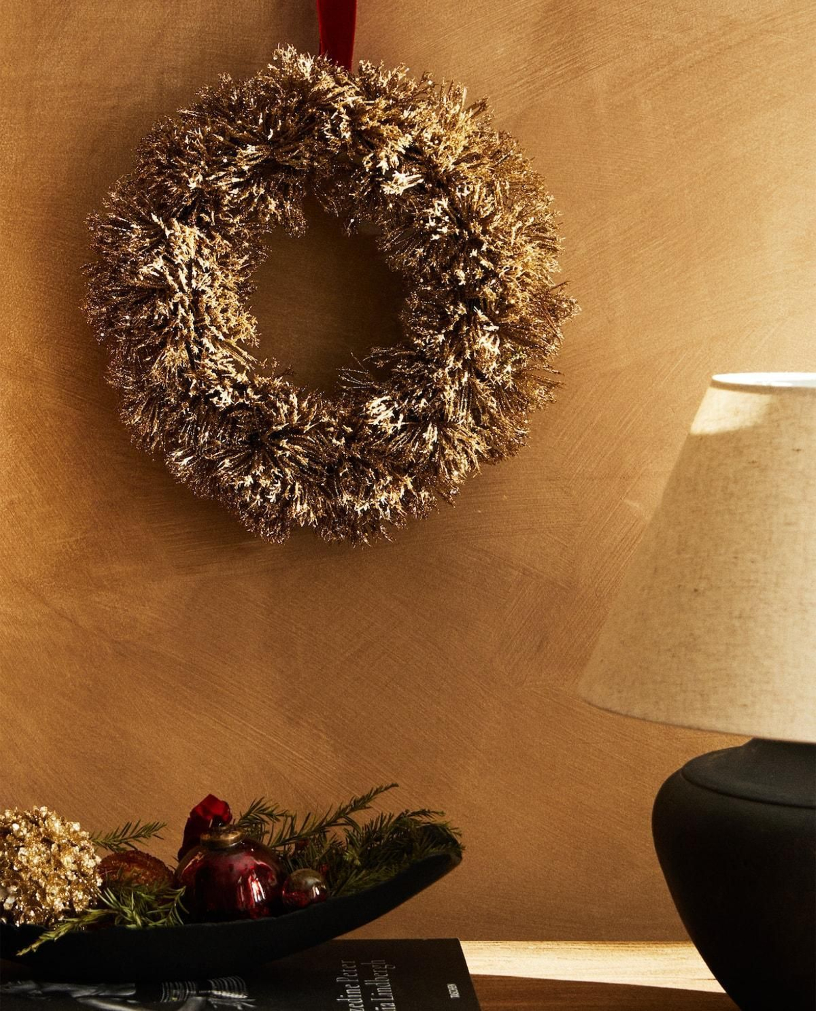 Corona de Navidad de ramas doradas de Zara Home.