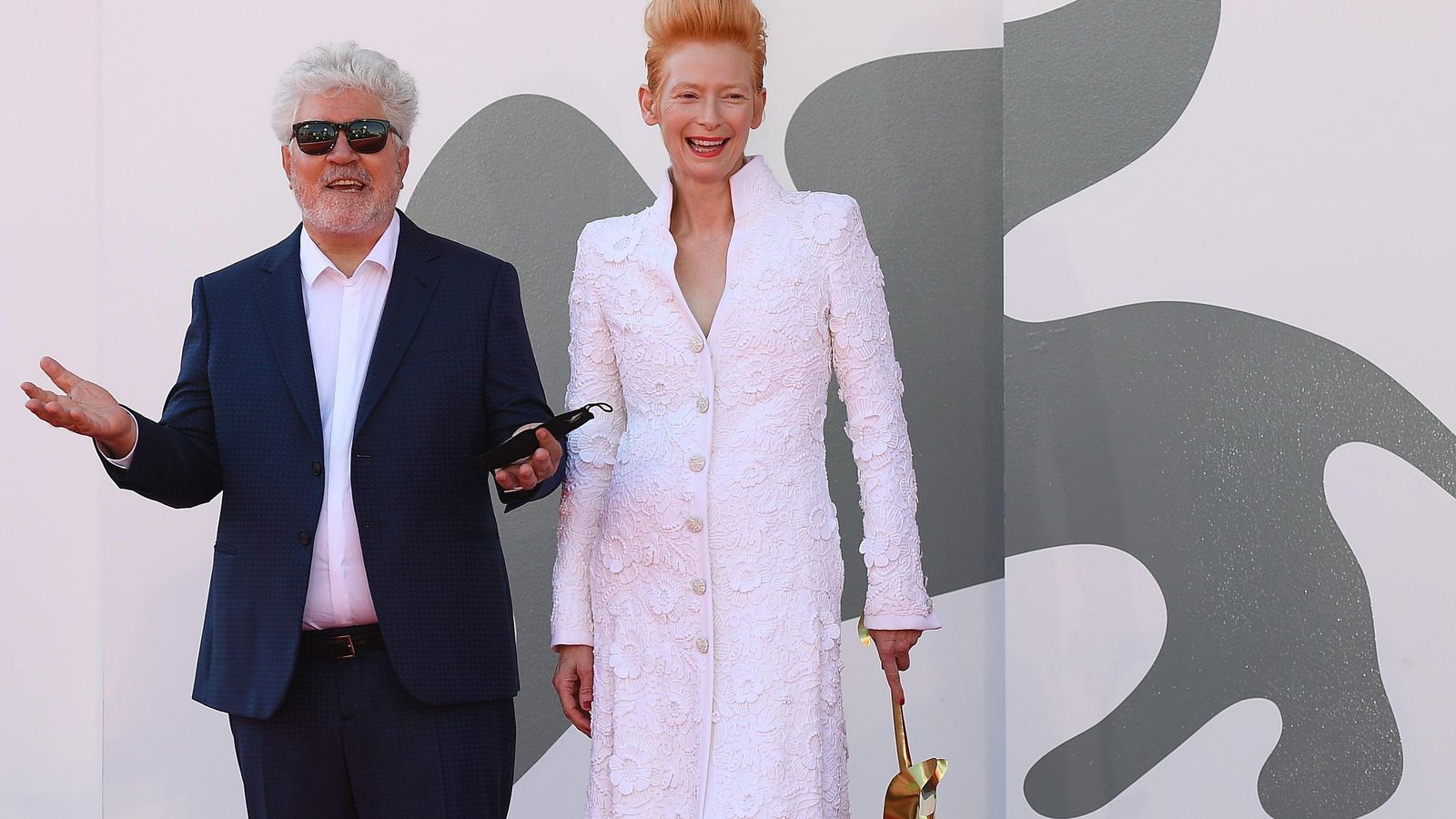 Almodóvar y Swinton a su llegada juntos al festival de Venecia.