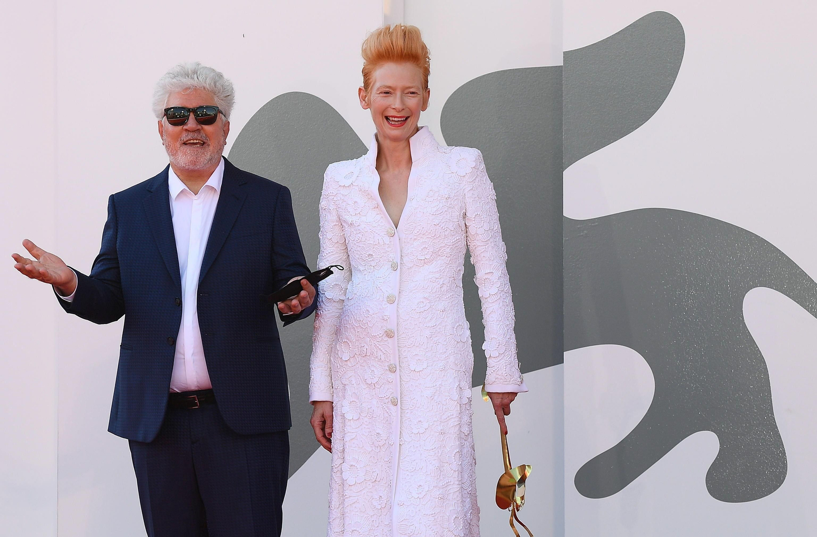 Almodóvar y Swinton a su llegada juntos al festival de Venecia.