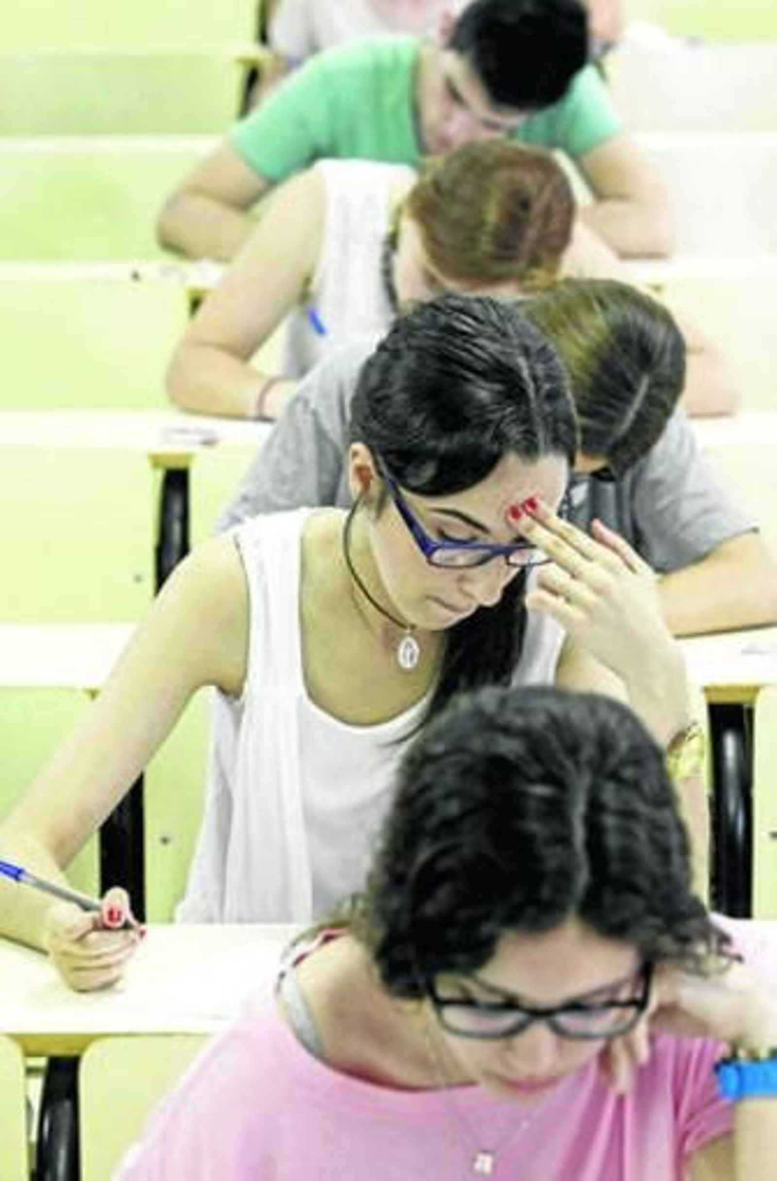 Varios jóvenes concentrados en el examen, ayer por la mañana.