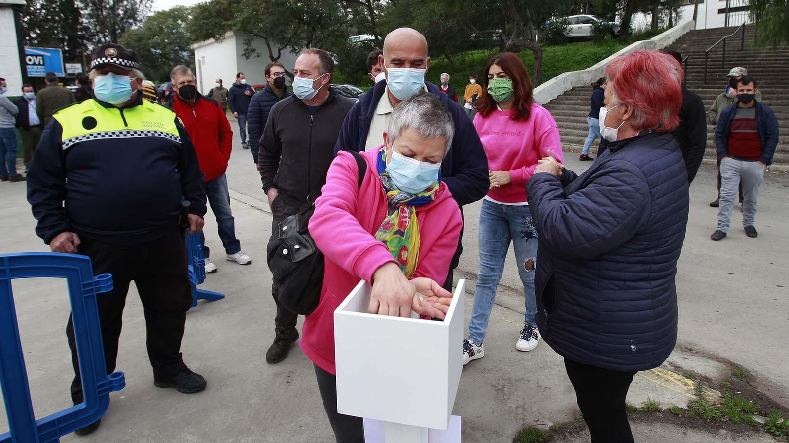 Una mujer se desinfecta las manos antes de someterse a la prueba.